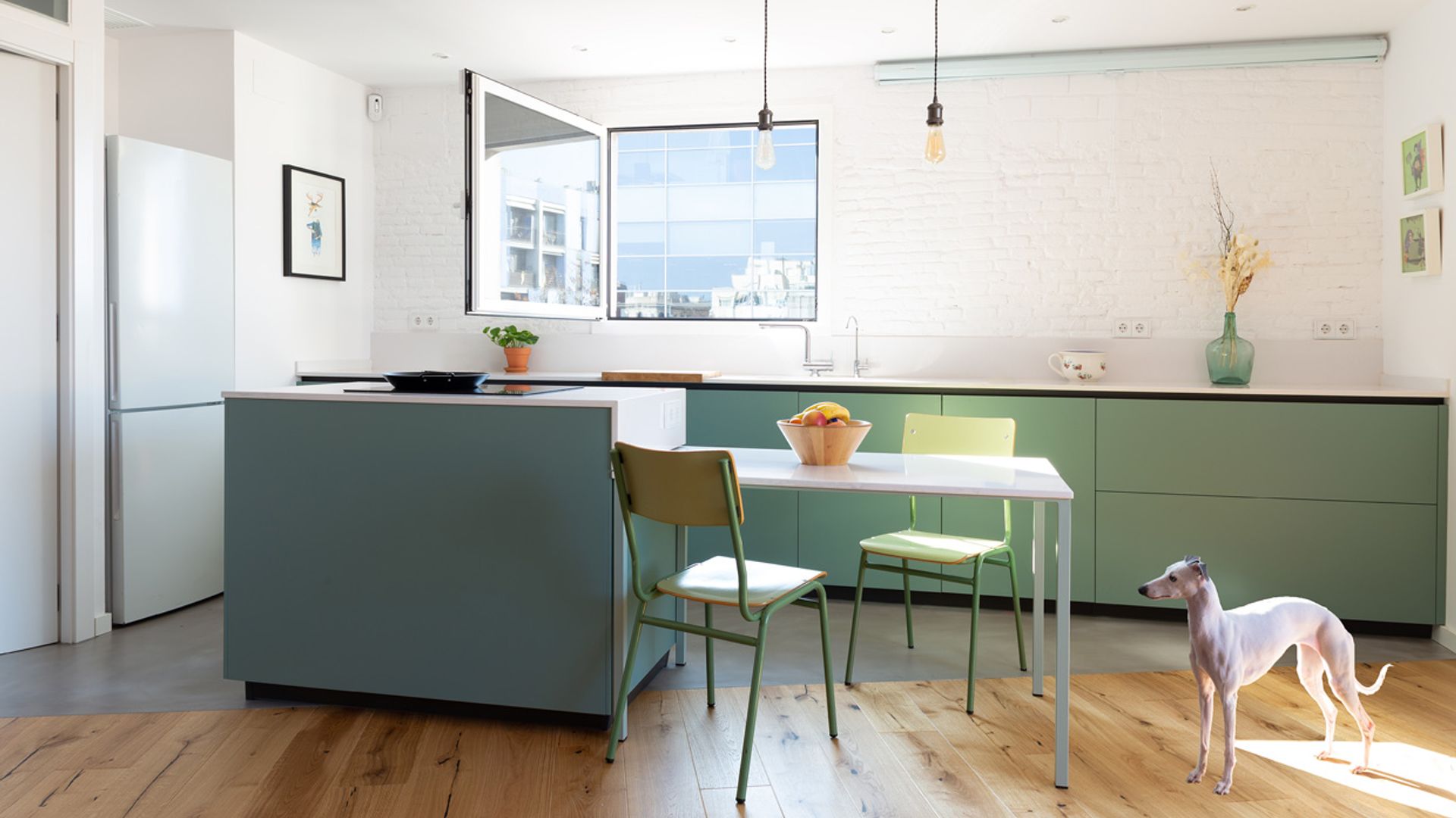 Un ático en el distrito 22@ de Barcelona con una decoración moderna y esencial