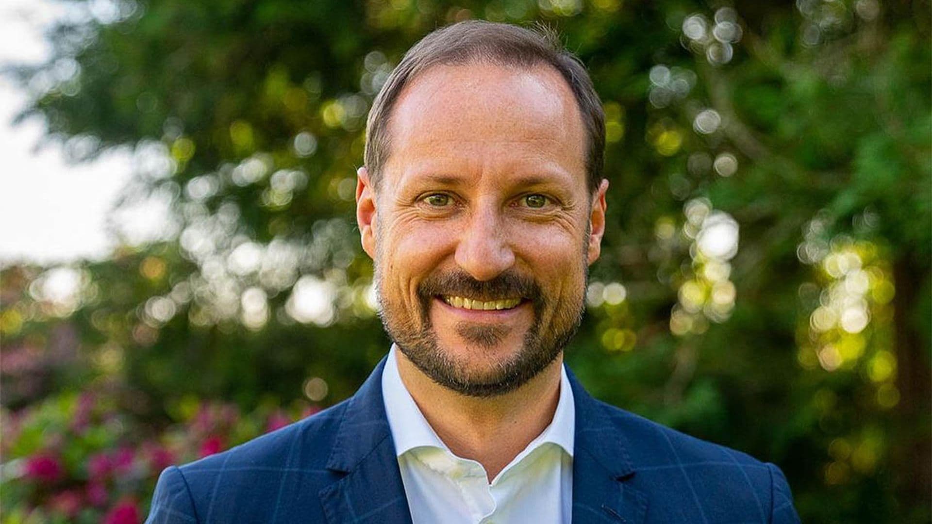 El curioso 'retrato real' de Haakon de Noruega por su 48 cumpleaños... ¡en traje de neopreno!