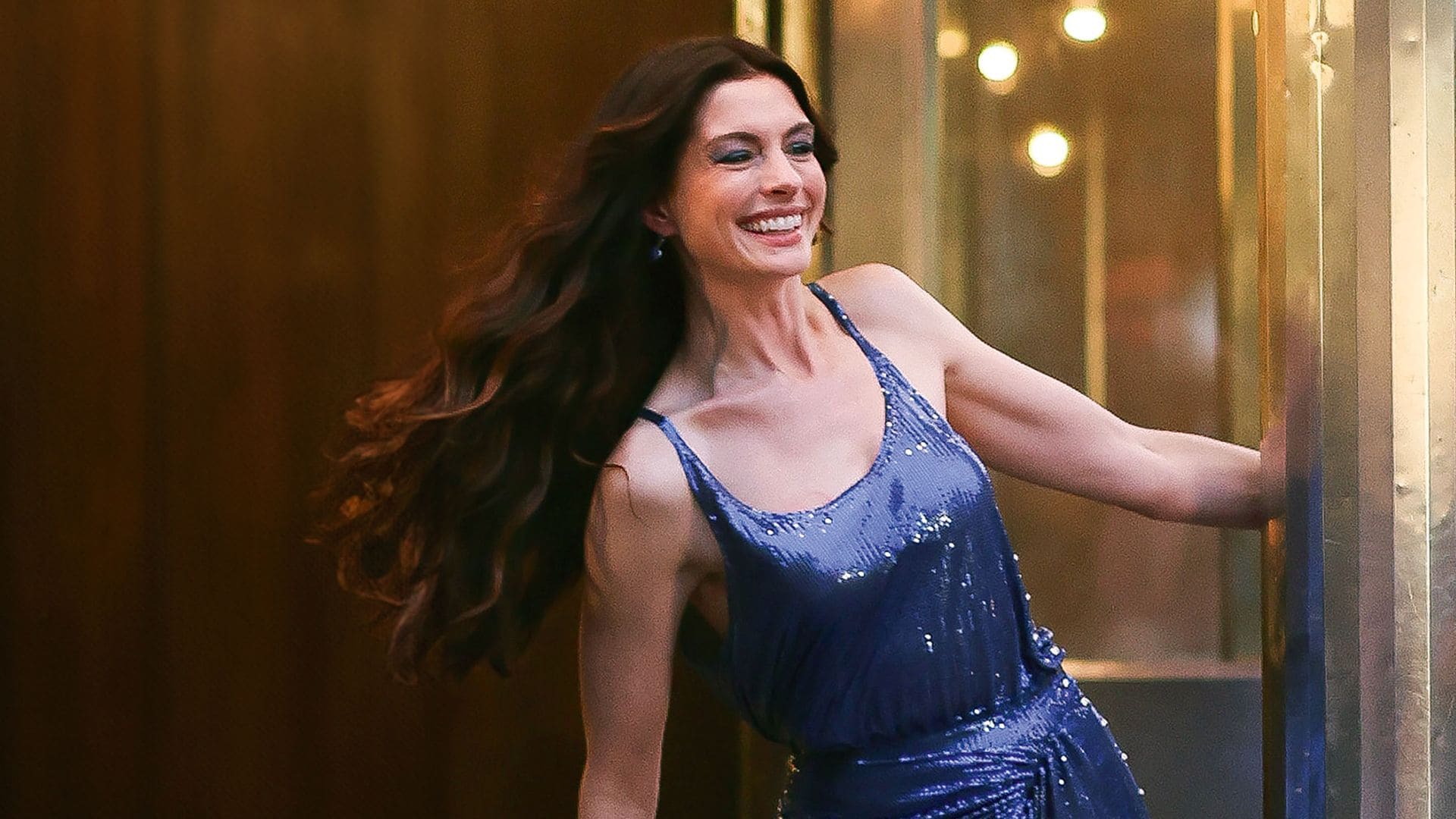 Anne Hathaway: el 'diablo' se vuelve a vestir de azul (cerúleo)