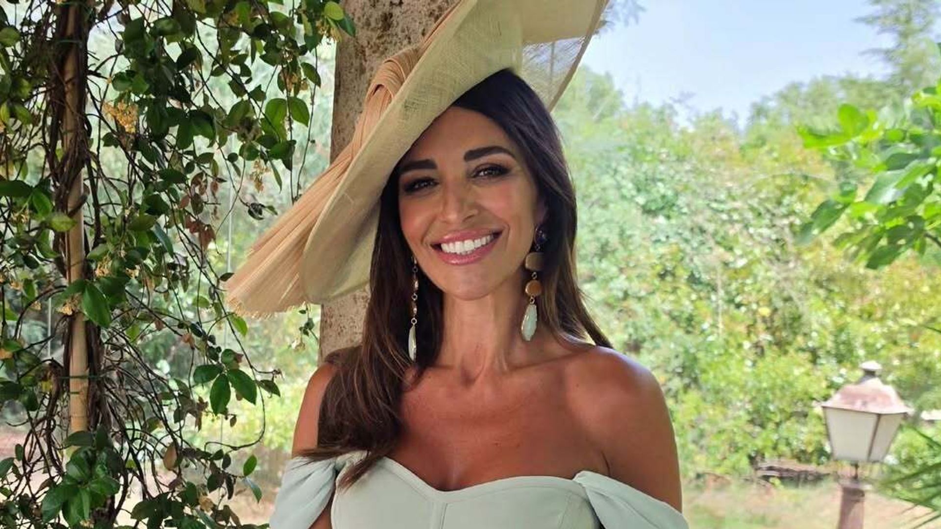 Paula Echevarría con vestido menta y tocado en la boda en Madrid de Ingrid Sanz Asensio e Ilies Hassaine.