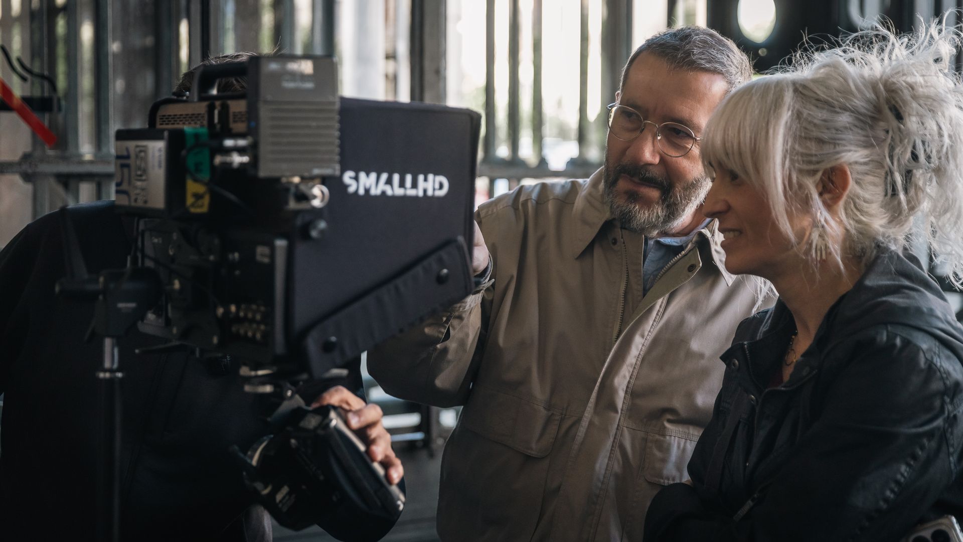 Un momento del rodaje de 'Abandonados' (2026) con Elvira Moral y el director Carlos Alonso
