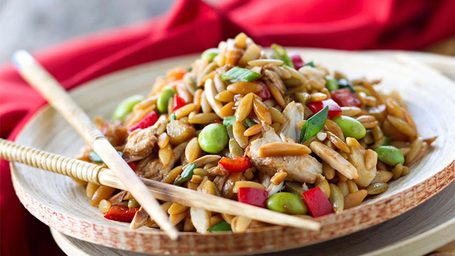 Ensalada de orzo con pollo y edamame