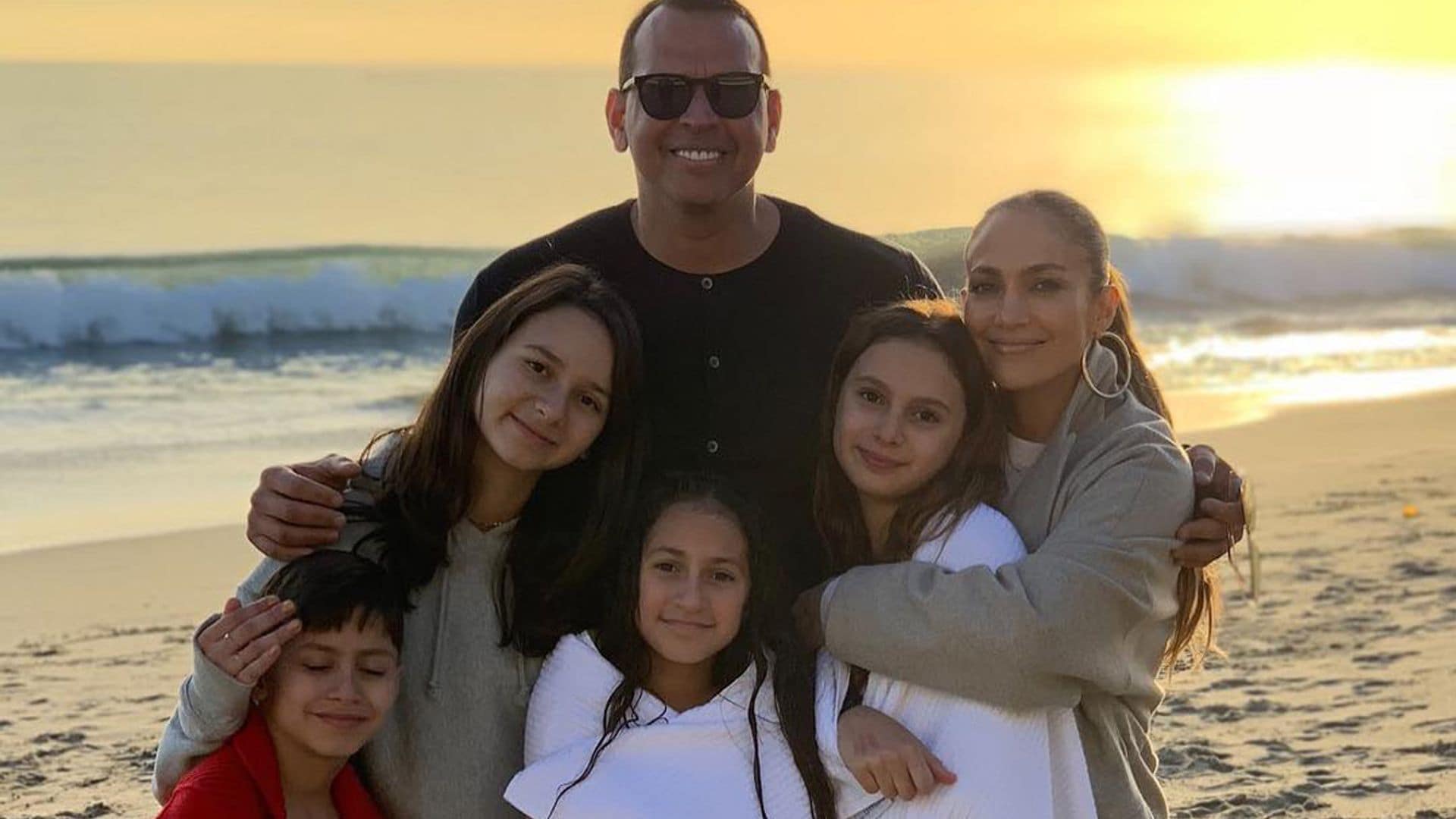 ¡Ya están de regreso! Jlo y A-Rod celebran el compromiso con una cena familiar