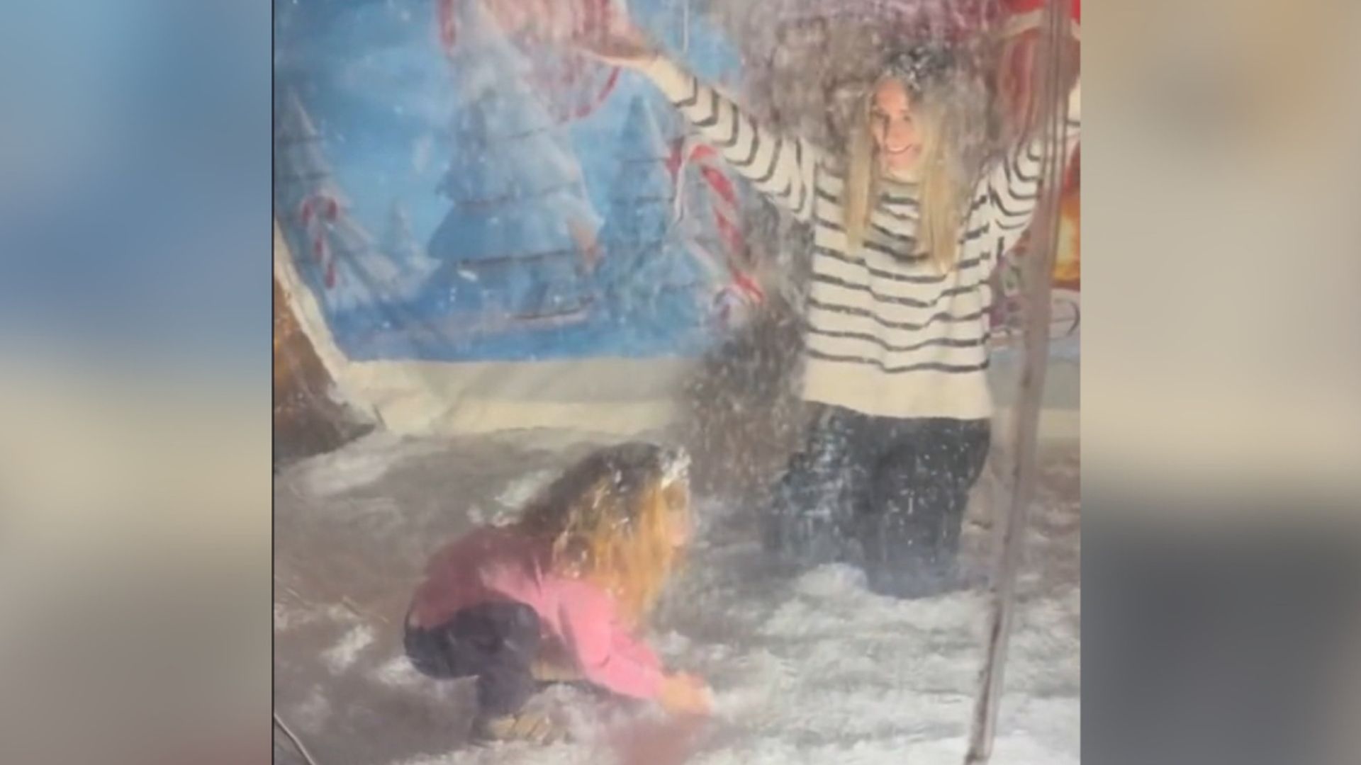 La original manera de Edurne y su hija Yanay de felicitar las fiestas dentro de una bola de Navidad gigante