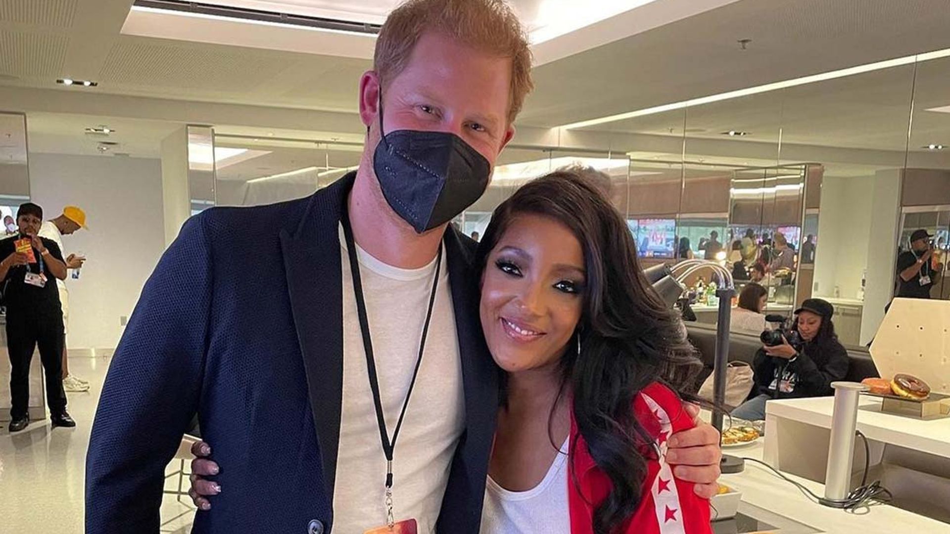 Una reverencia en chándal, el saludo más excéntrico que el príncipe Harry recibió en la Super Bowl