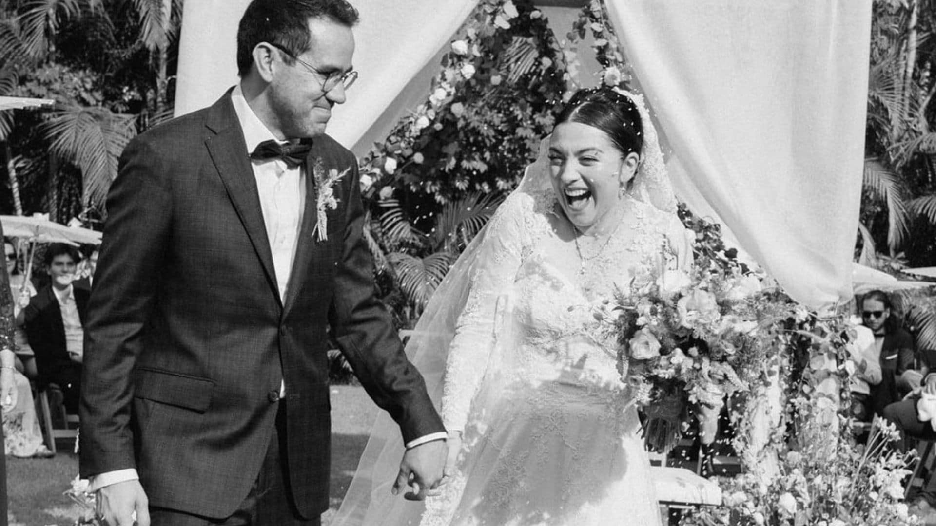 'Hasta el infinito...', Mon Laferte comparte las primeras imágenes de su boda con Joel Orta