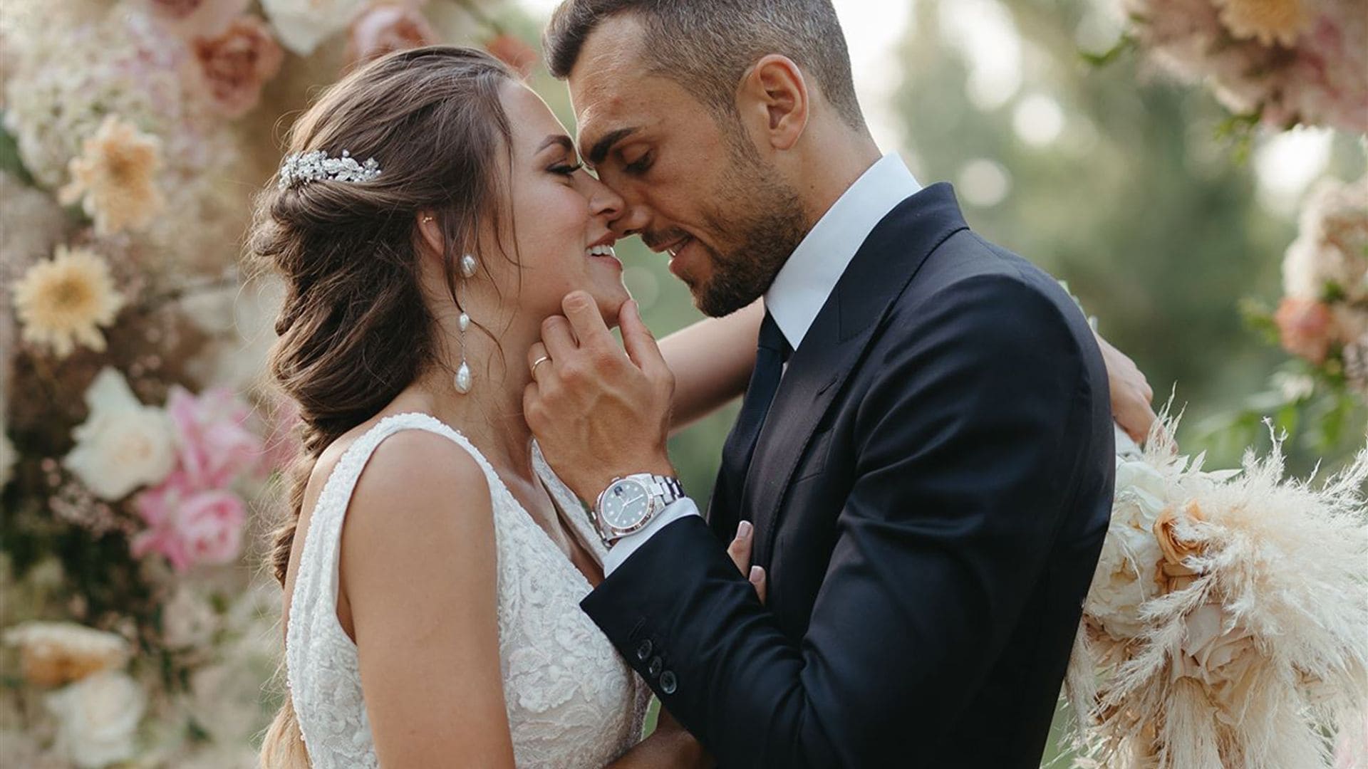 Dos románticos looks para Marta en su gran boda con el futbolista Joan Jordán