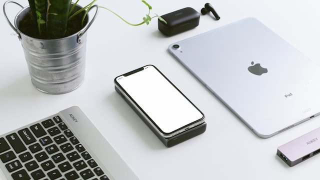 Varios gadgets tecnológicos sobre un escritorio blanco