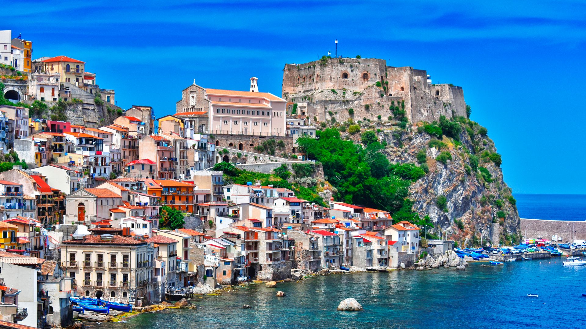 Así es 'la pequeña Venecia' del sur de Italia: un pueblo de pescadores con casas que hacen equilibrio sobre las aguas