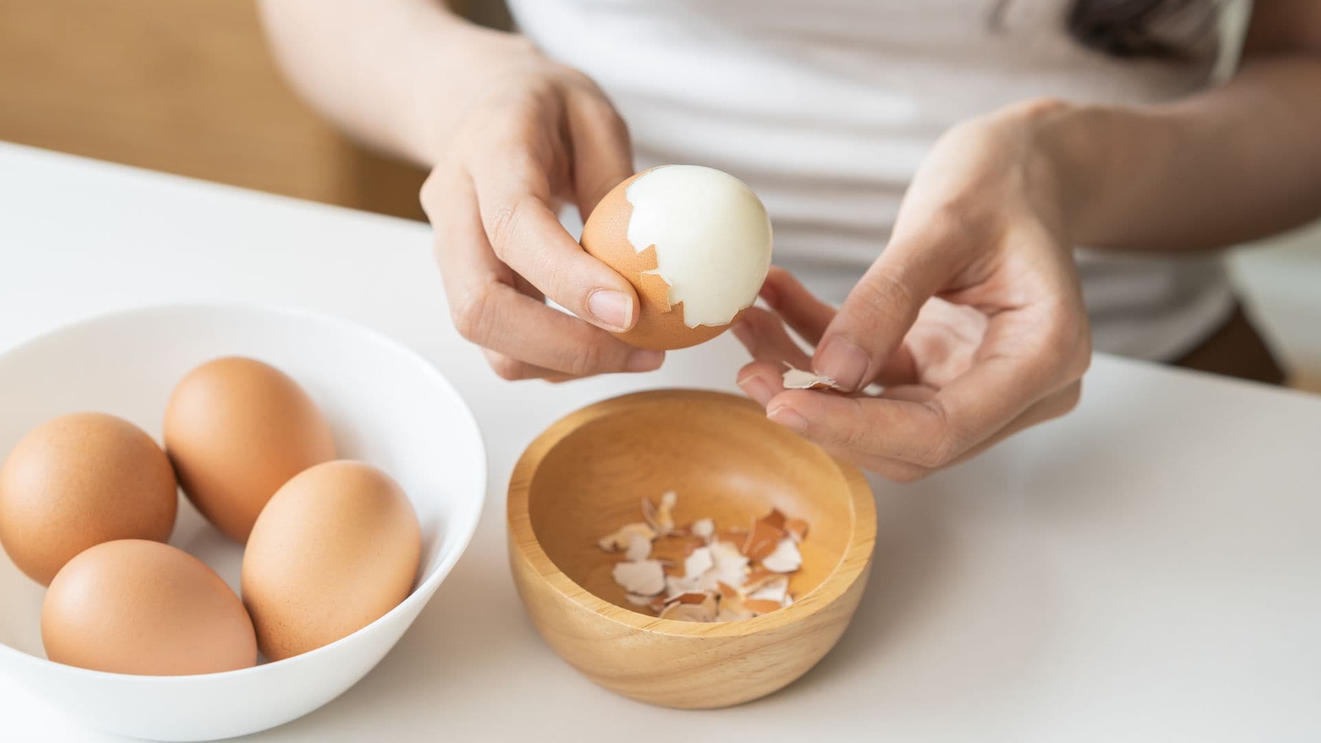 Mujer pelando huevos cocidos