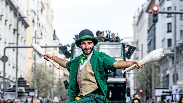 Celebración del día de San Patricio en Madrid con un gran desfile en la calle Gran Vía