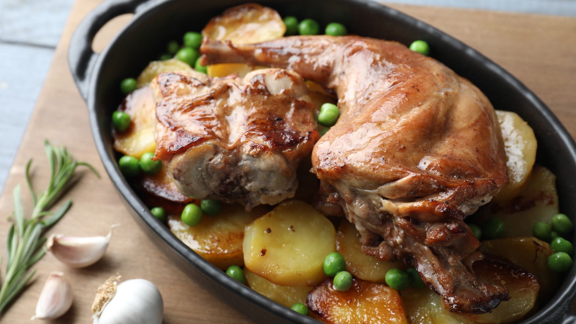 Conejo asado con patatas