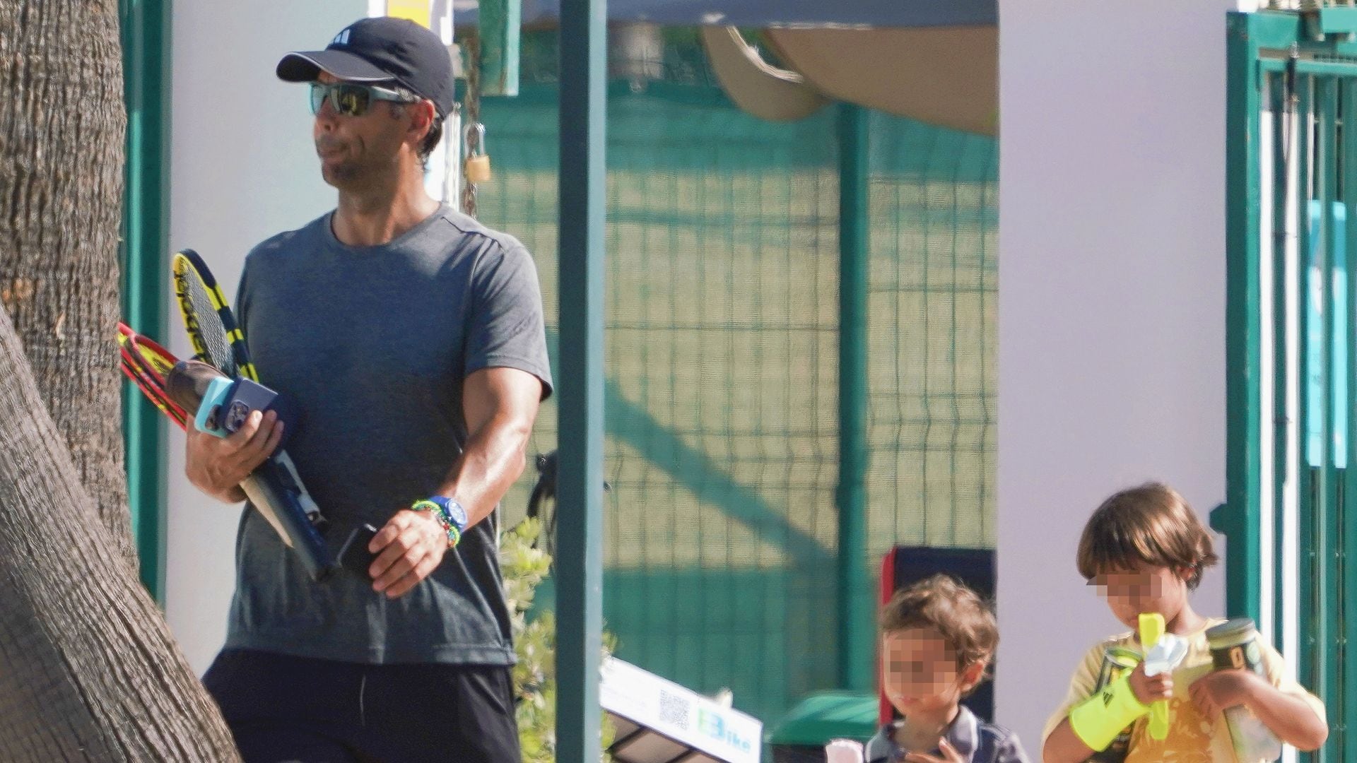 La 'mini escuela' de tenis de Fernando Verdasco con sus hijos en Sotogrande