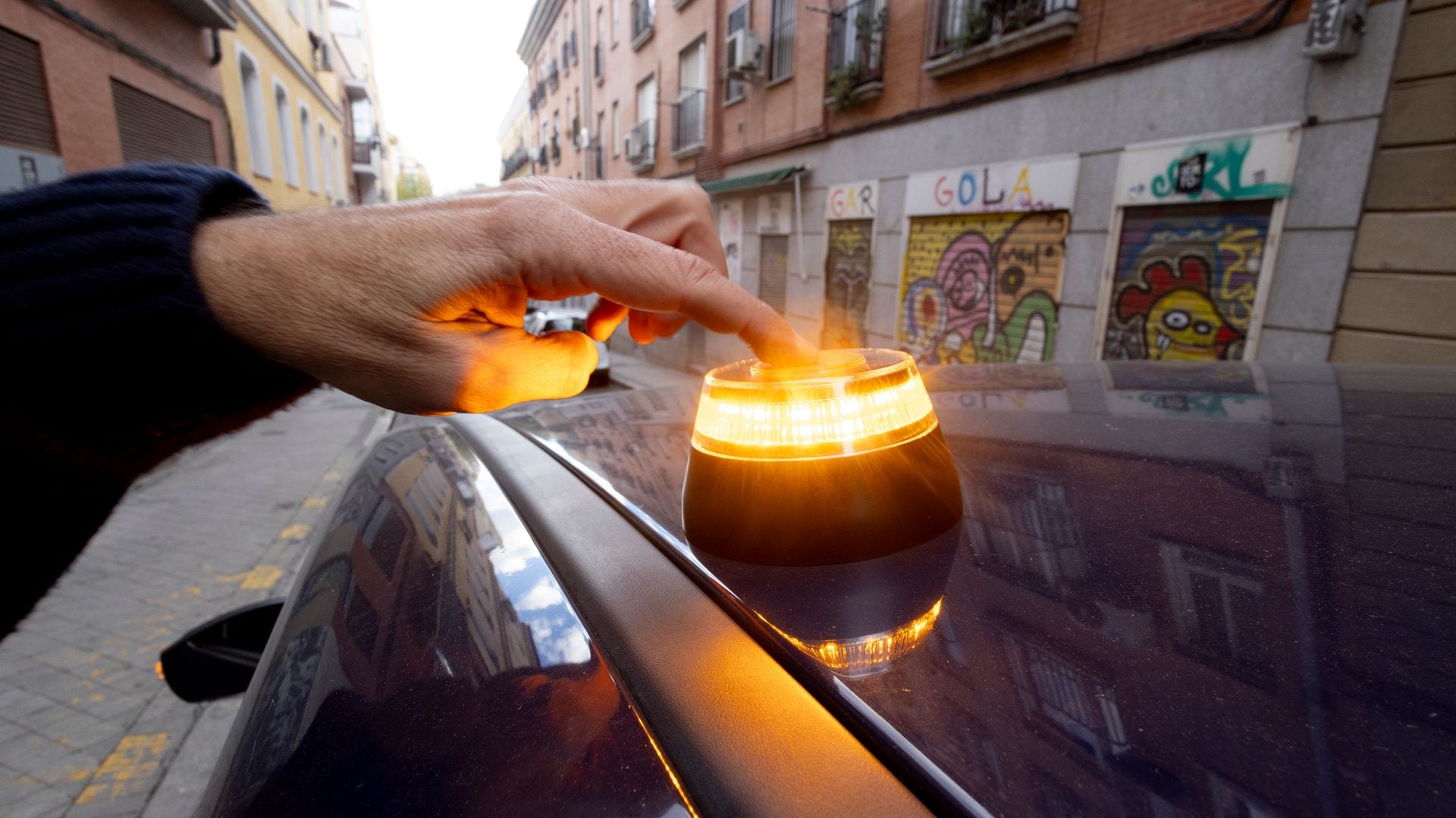 La baliza V16 conectada será el único dispositivo válido a partir de enero de 2026; debe llevar chip GPS, eSIM y aparecer en el listado oficial de la DGT