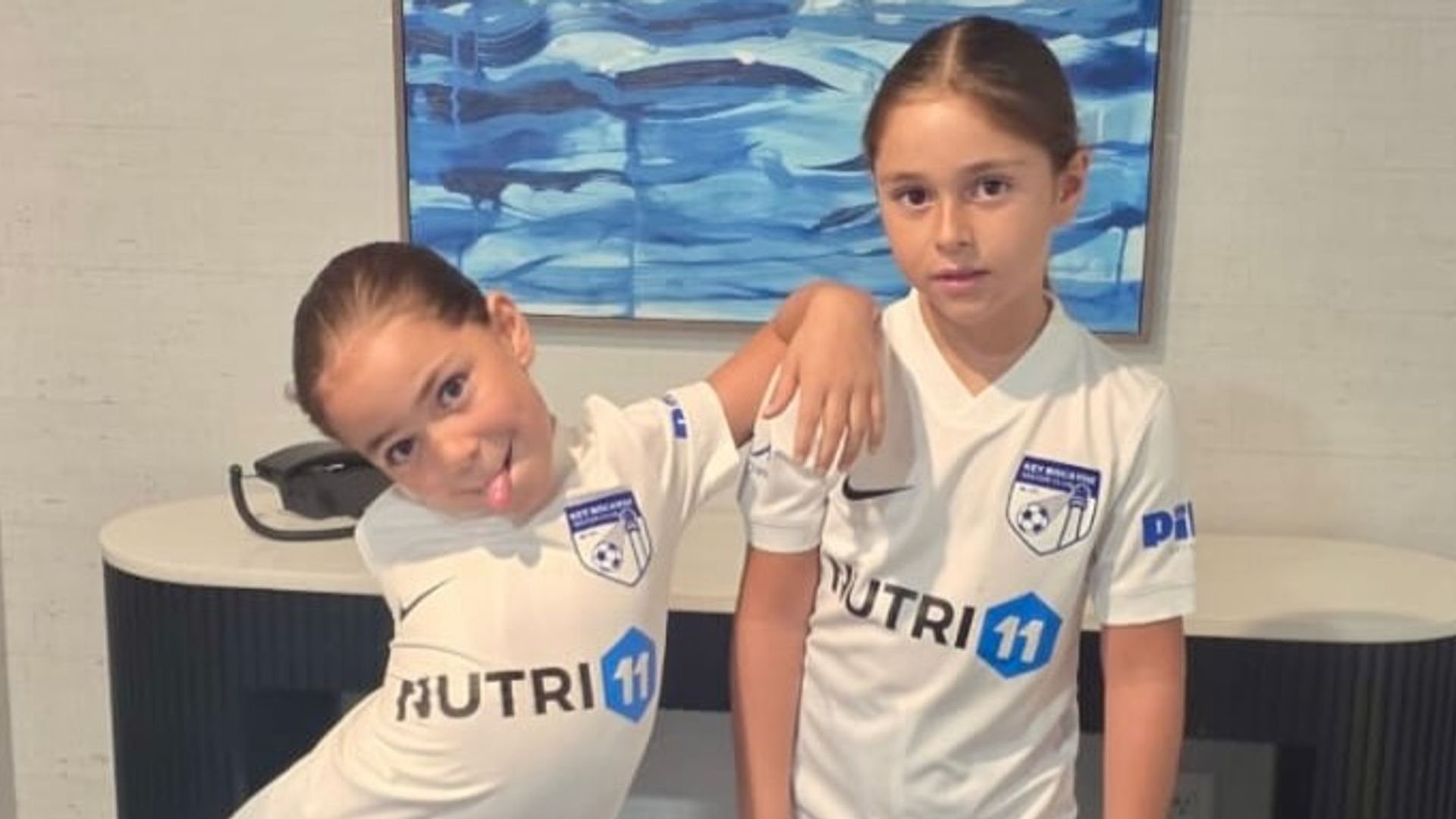Paula y Emilia, las mellizas de 7 años Jacky Bracamontes y Martín fuentes.