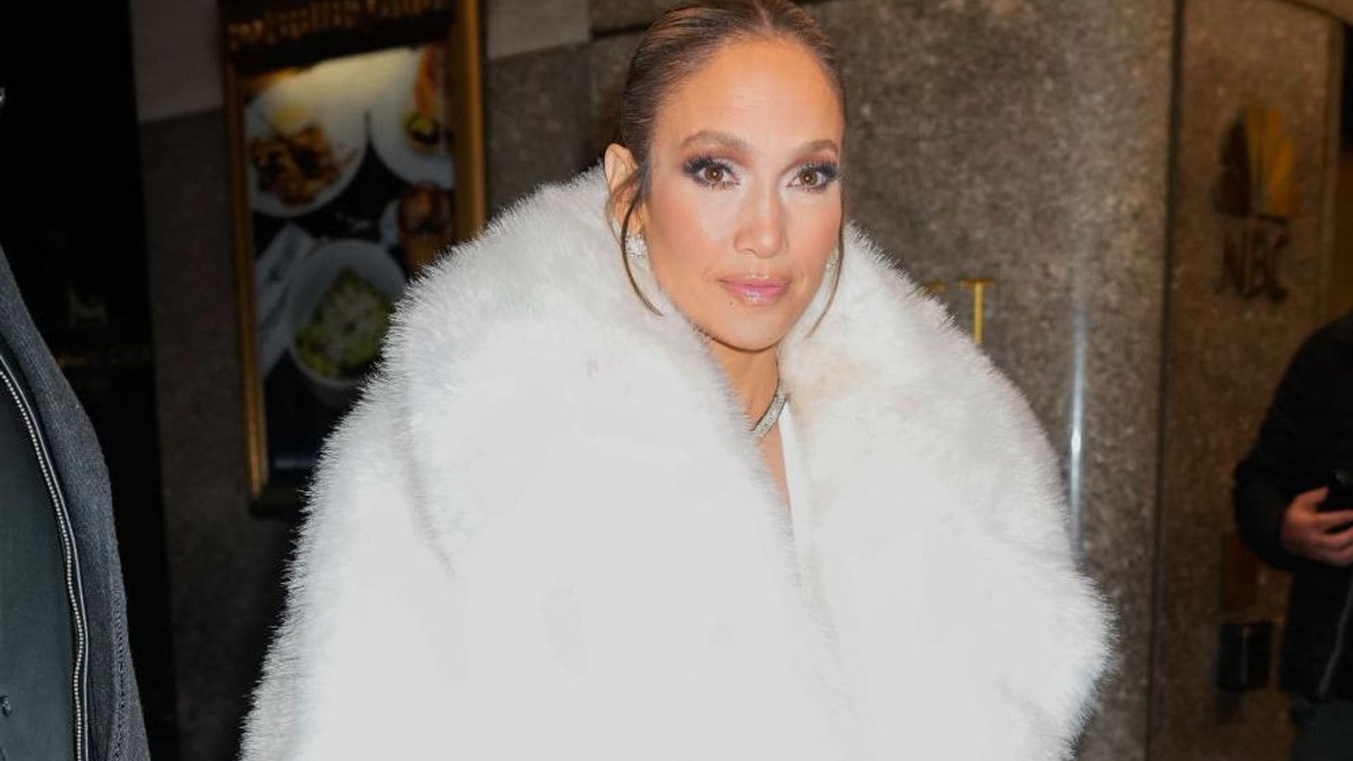 Jennifer Lopez es la reina de la tendencia ‘mob wife’ en dos ‘maxi’ abrigos
