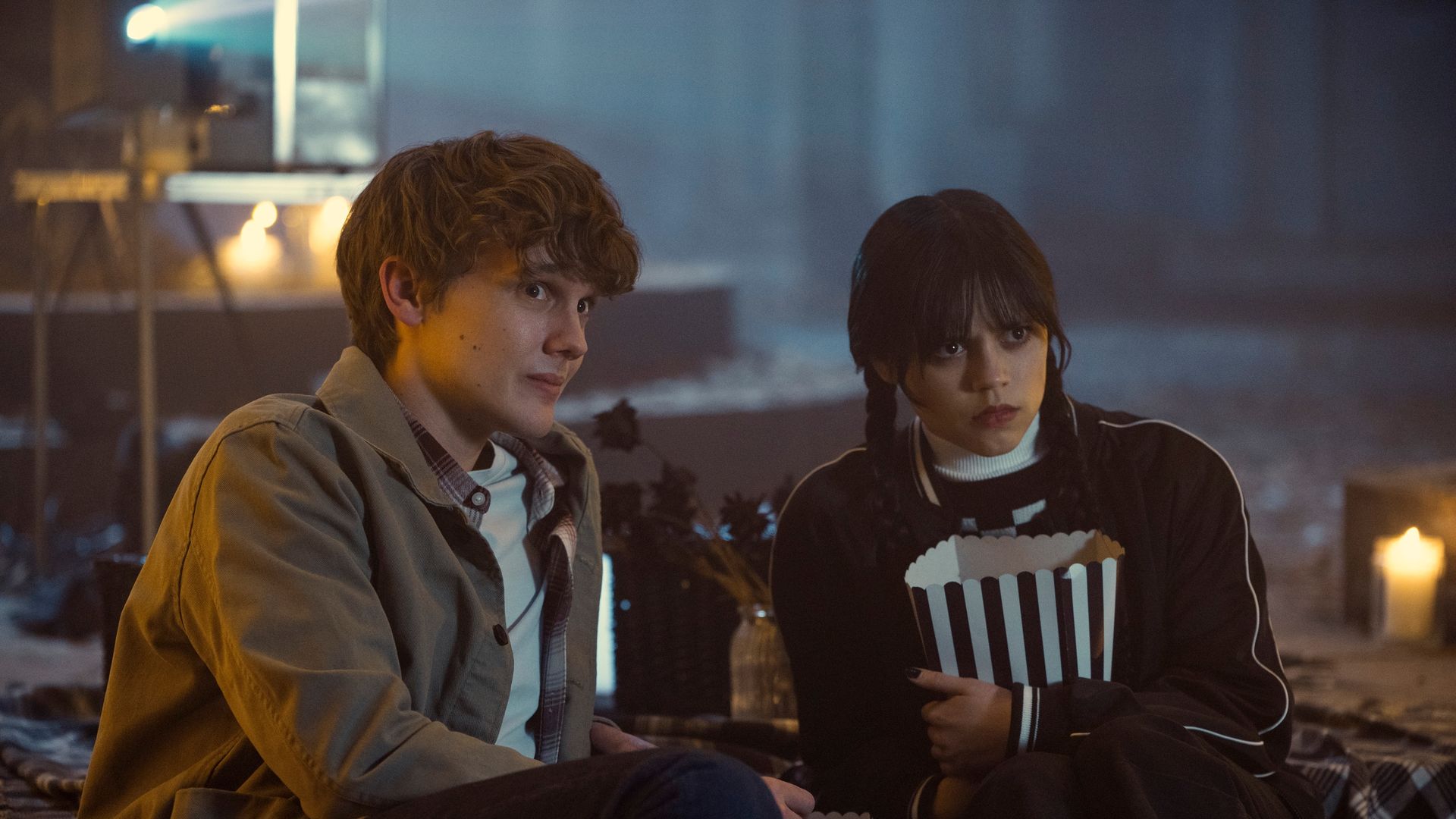 Jenna Ortega en una escena de 'Miércoles' junto a Hunter Doohan