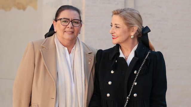 Plano entero de María del Monte con Inmaculada Casal en unos premios en Sevilla