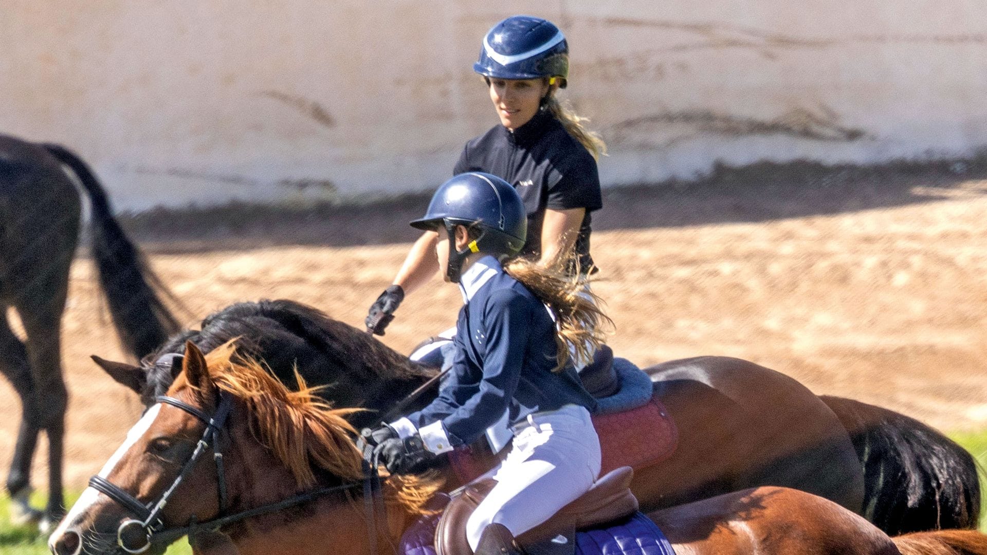Elsa Pataky y su hija India en el plan perfecto de madre e hija: una tarde de saltos y carreras