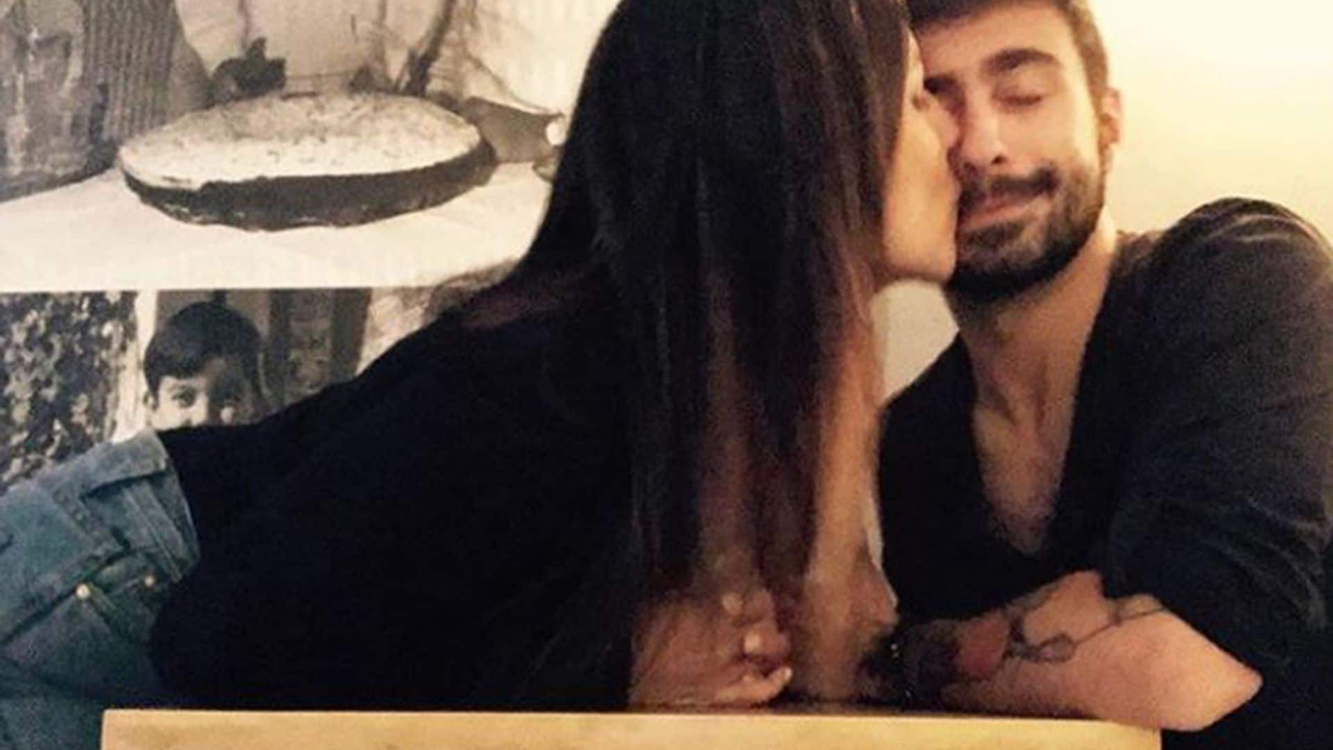 El primer beso de Irene Junquera y Rayden