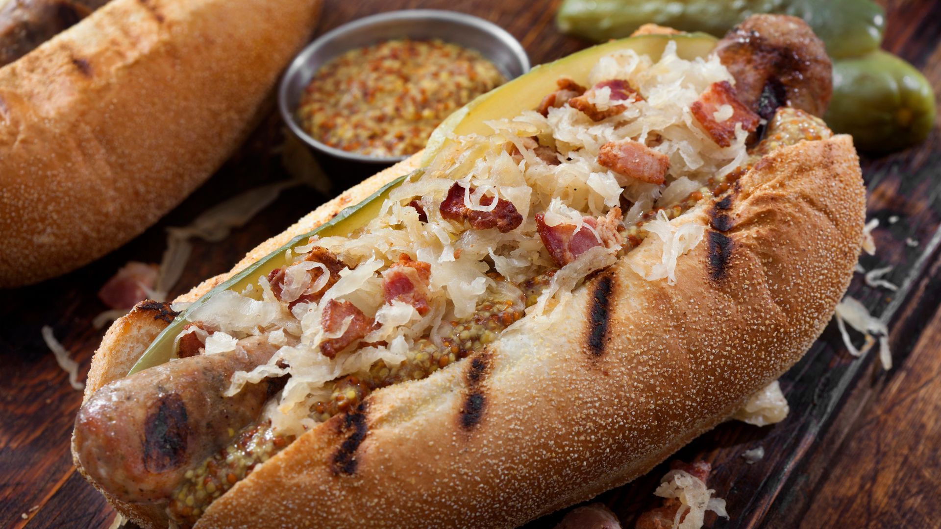 Perrito a la parrilla con 'Sauerkraut' frito y tocino crujiente