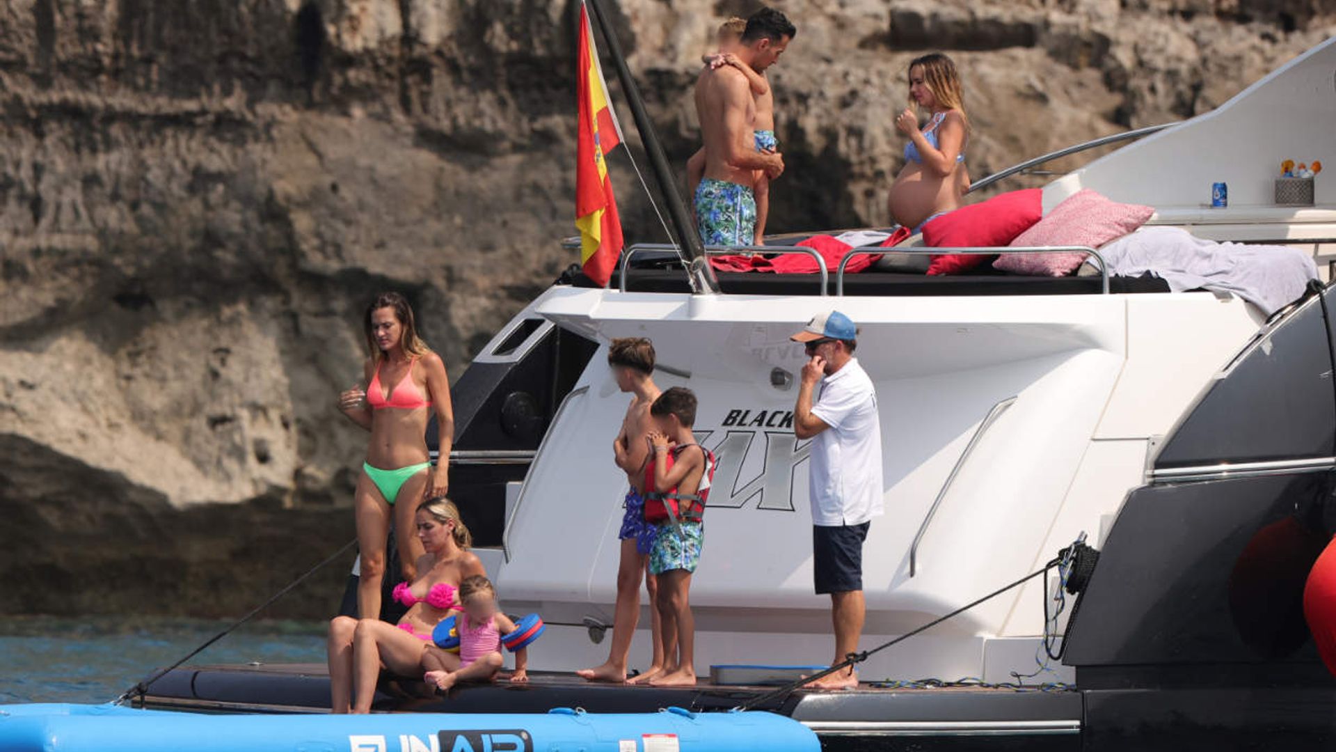 Sergio Busquets y Jordi Alba disfrutan de las aguas de Ibiza junto a sus familias a bordo de un espectacular yate