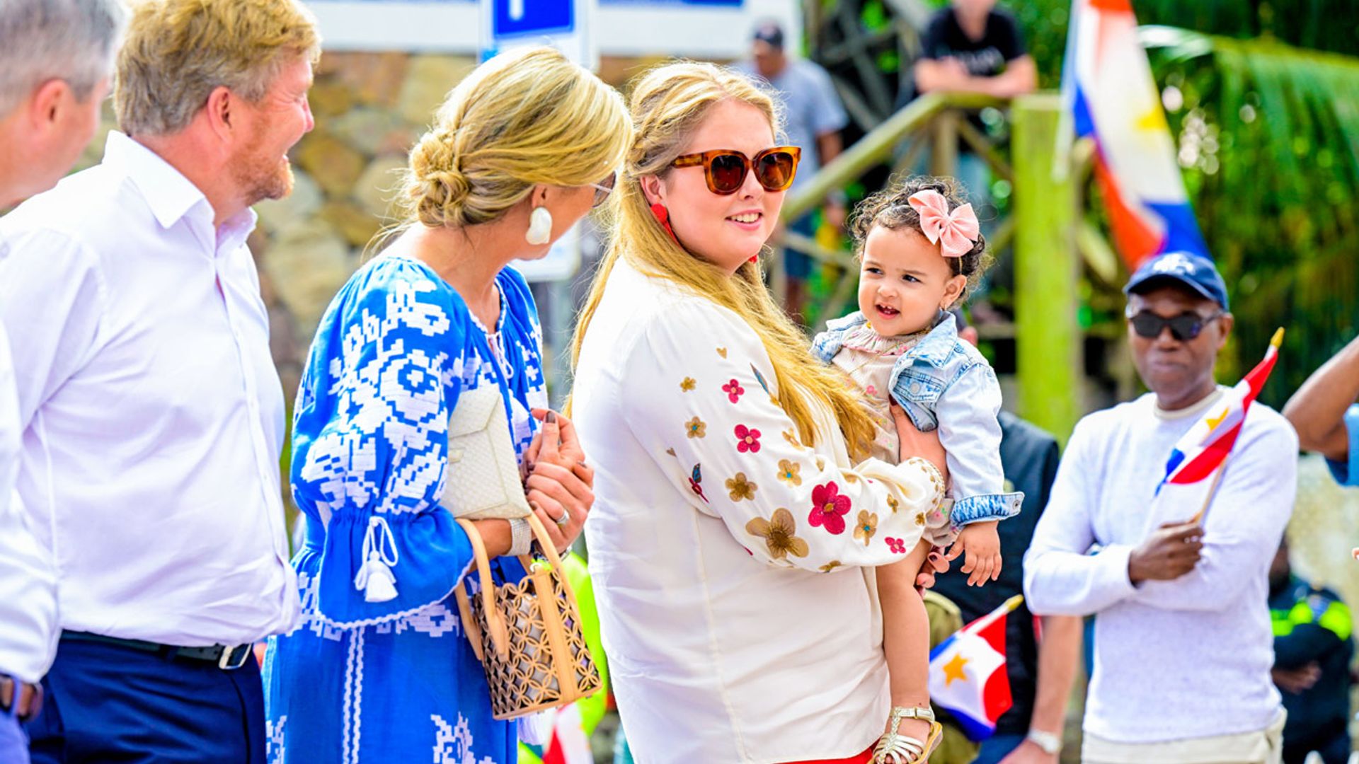 Muy entregada y arropada siempre por sus padres: analizamos el debut internacional de Amalia de Países Bajos