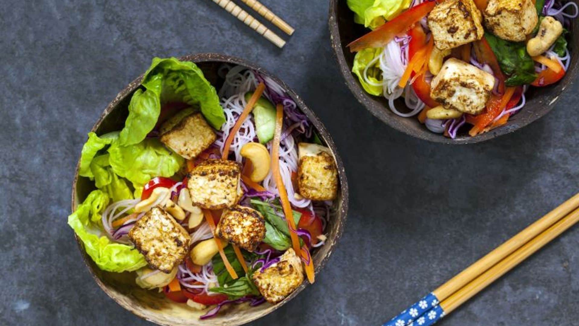 Ensalada de fideos 'vermicelli' con tofu