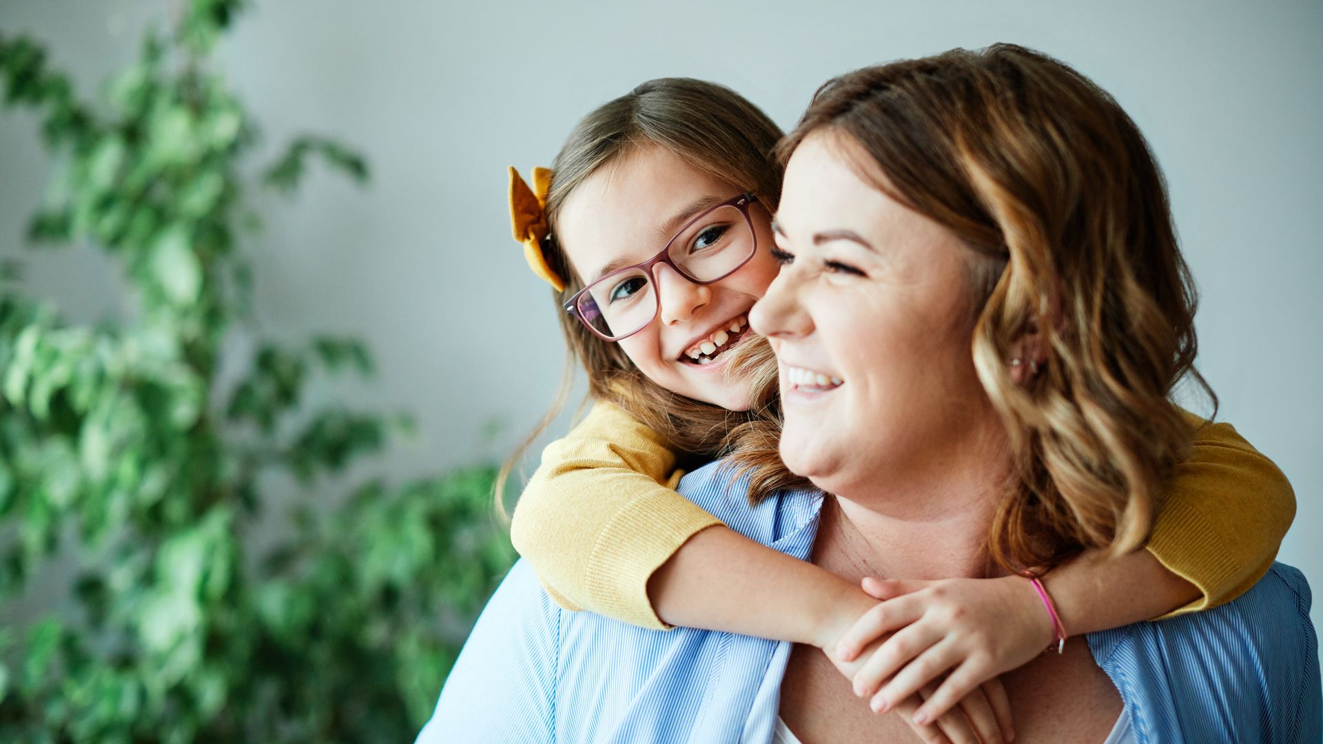 Niña feliz con su madre