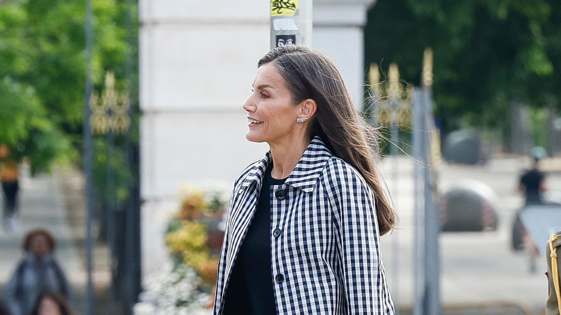 La reina Letizia visita a los libreros de la madrileña Cuesta de Moyano