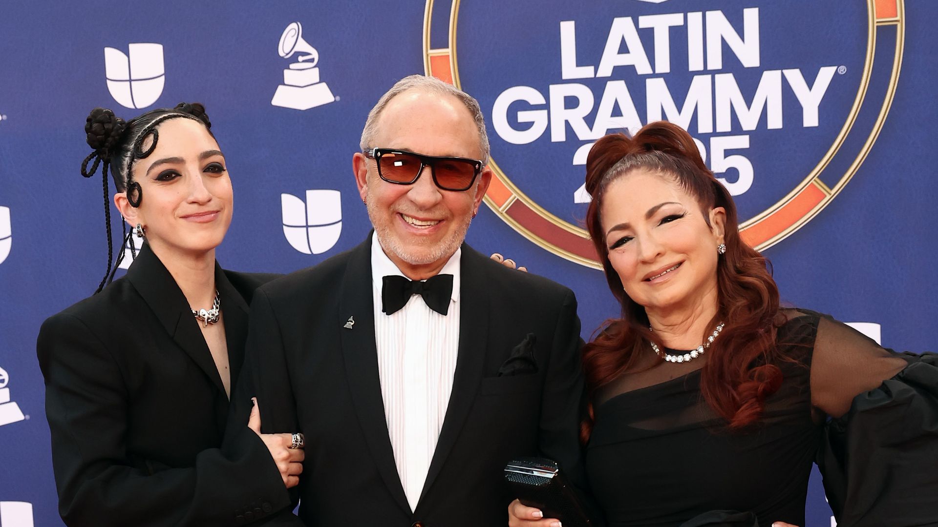 Emily Estefan, Emilio Estefan y Gloria Estefan en la 26th de los Latin Grammy.