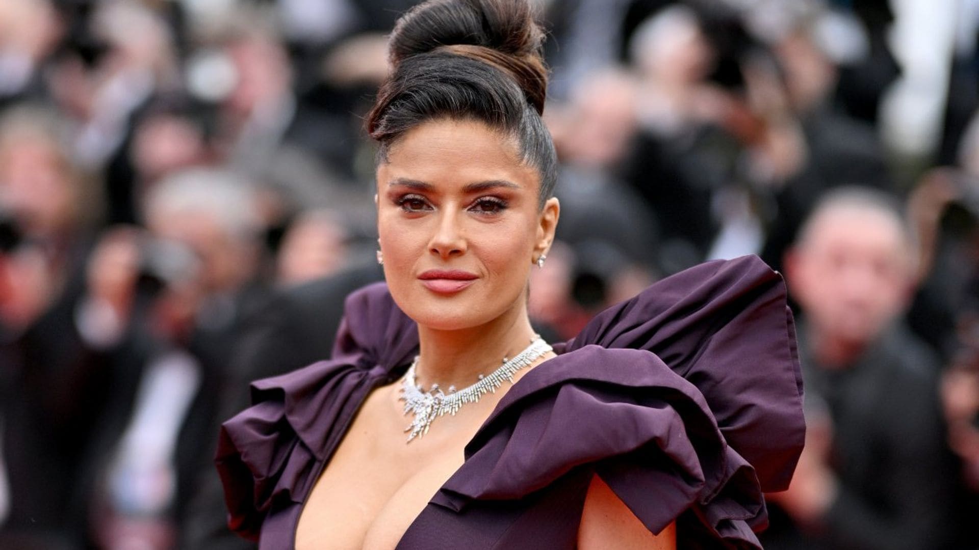 Salma Hayek sorprende en la alfombra roja con un diseño de Alexander McQueen