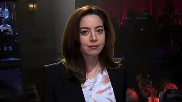 Aubrey Plaza reaparece tras la trágica muerte de su marido y le rinde homenaje con un look inspirado en su boda