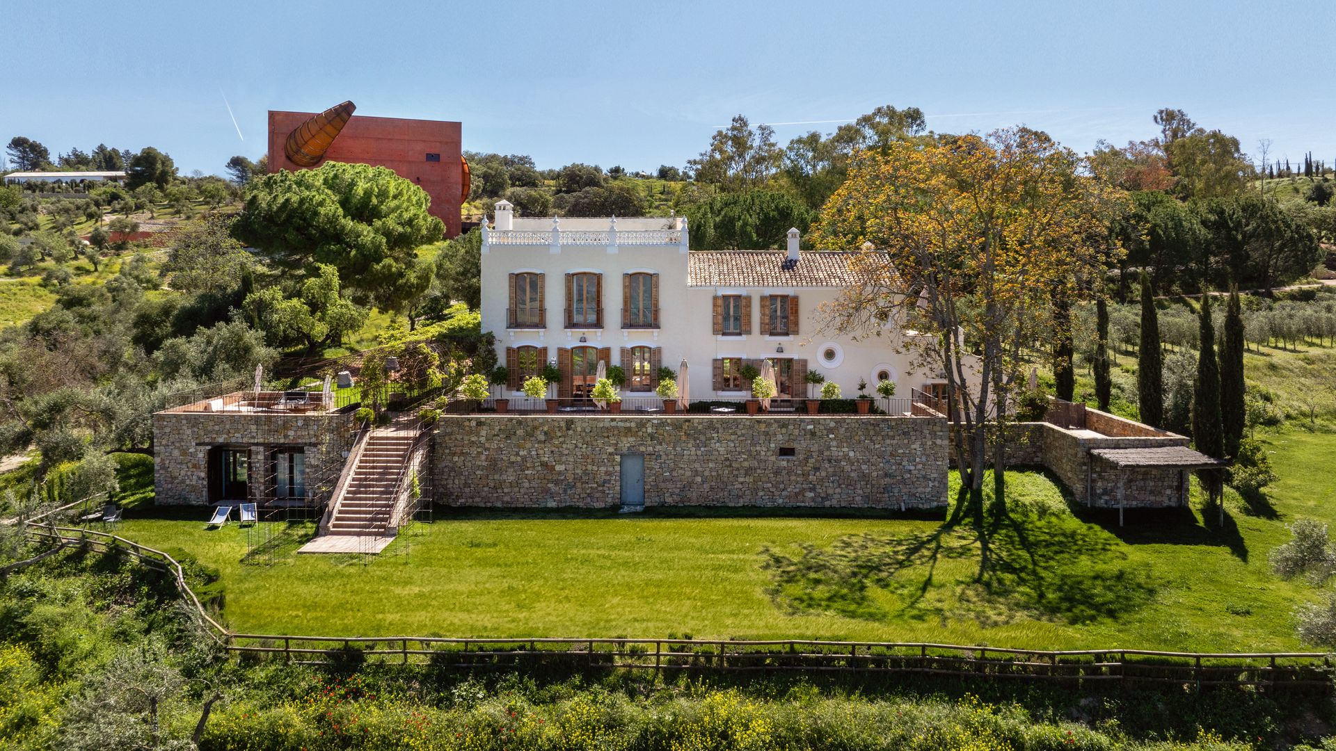 El Cortijo, de LA Almazara, del diseñador francés Philippe Starck que está revolucionando la Serranía de Ronda, en Málaga