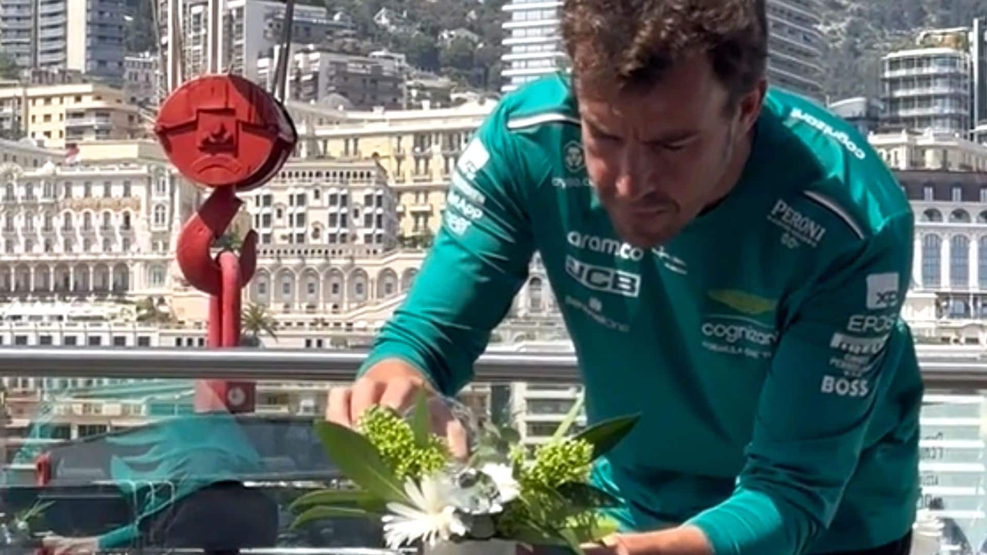 El sorprendente vídeo viral de Fernando Alonso, ¿qué hacía regando flores antes de competir?