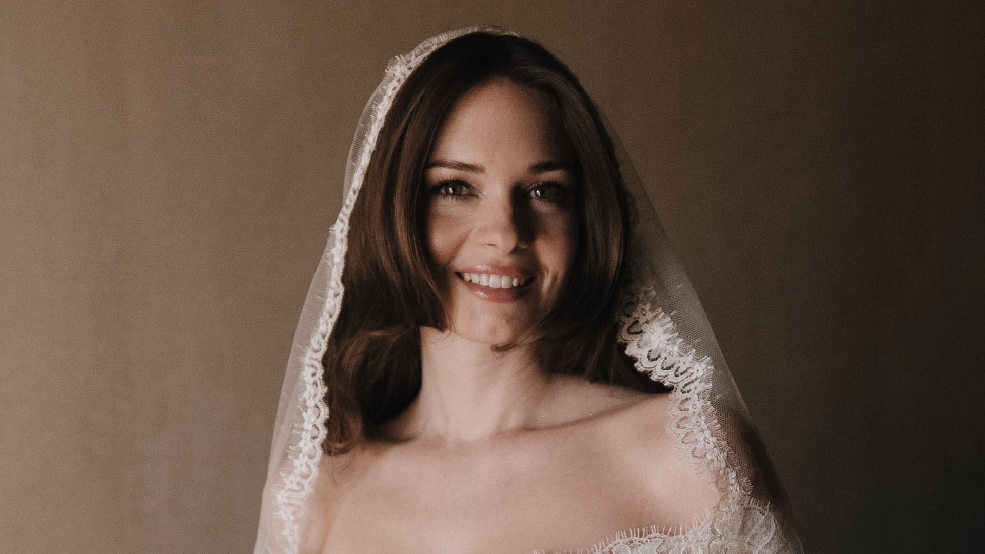 EXCLUSIVA. Los secretos tras el romántico vestido de novia de Stella: "Quería algo un poco gótico e inspirado en el encaje español"