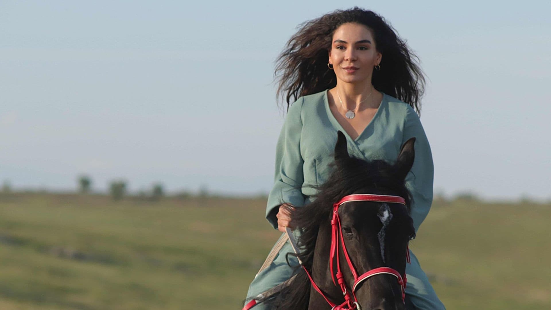 Ella es Ebru Sahin, la guapa protagonista de ‘Hercai: Amor y venganza’