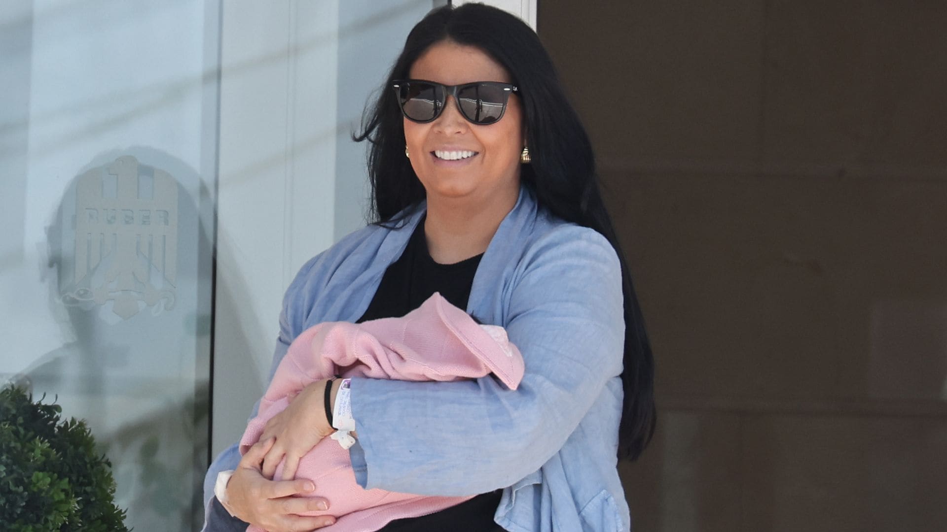 Primeras imágenes de Sara Verdasco con su recién nacida al salir del hospital: 'Felicidad'