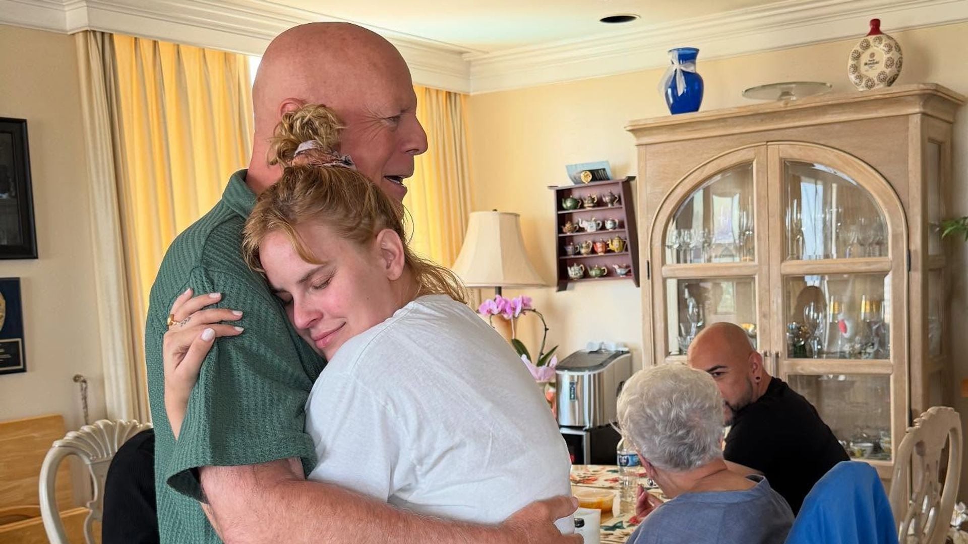 Bruce Willis reaparece en nuevas fotos cobijado por su familia y muy unido a su hija Tallulah