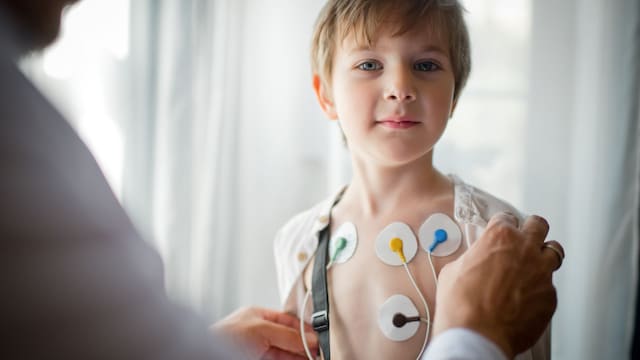 Doctor revisa la salud cardíaca de un niño
