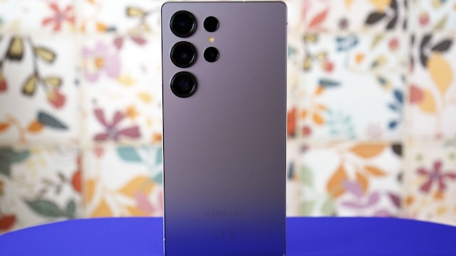 Un Samsung Galaxy S25 Ultra con un fondo de flores