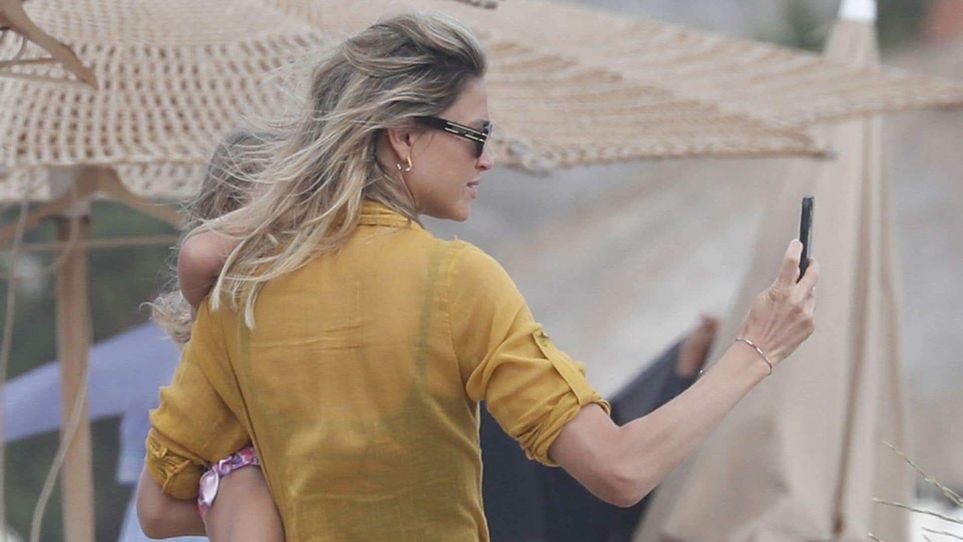 Carla Pereyra captura para su álbum personal sus vacaciones familiares en Ibiza