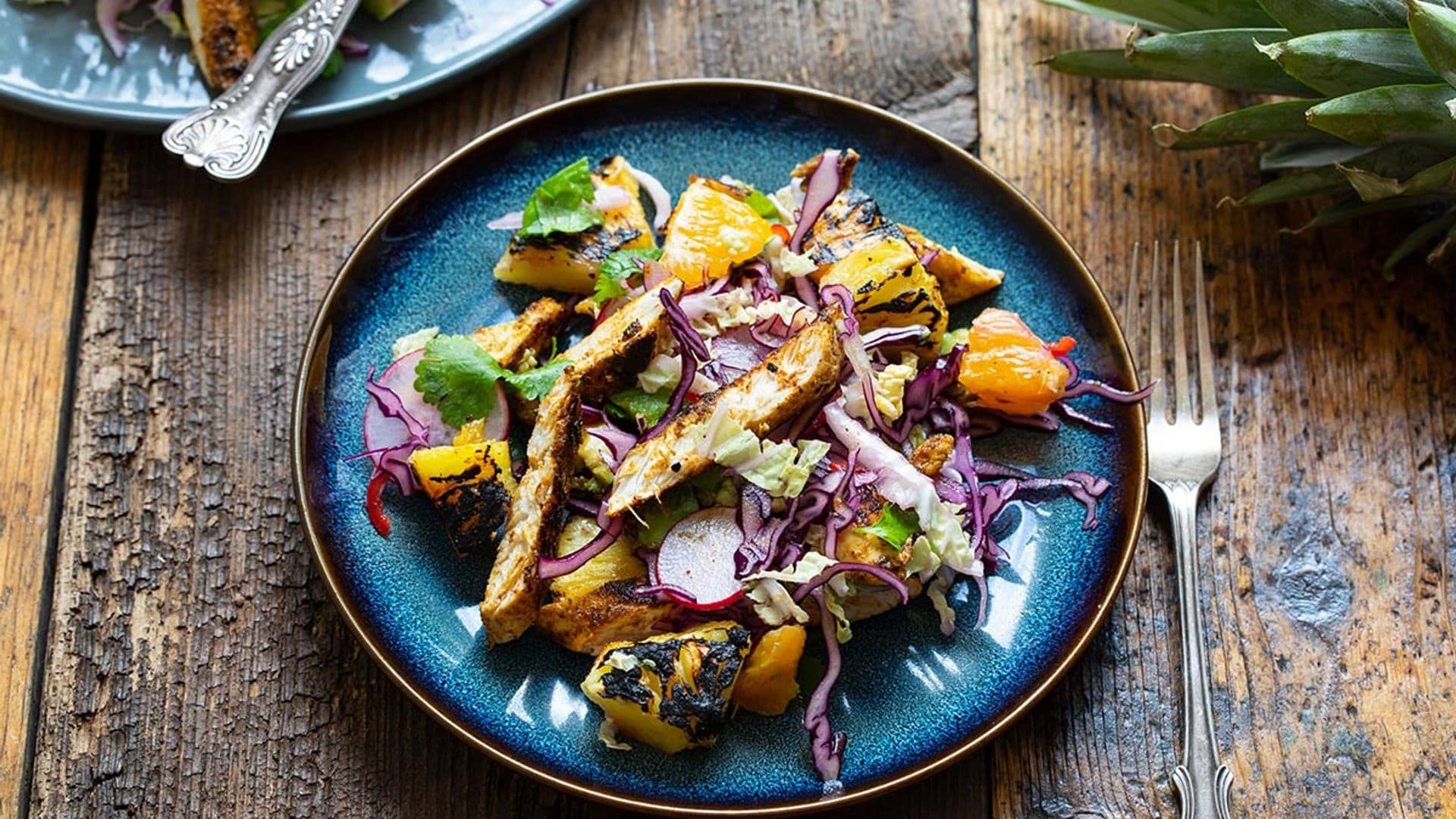 Ensalada de pollo marinado al estilo jamaicano con piña a la brasa
