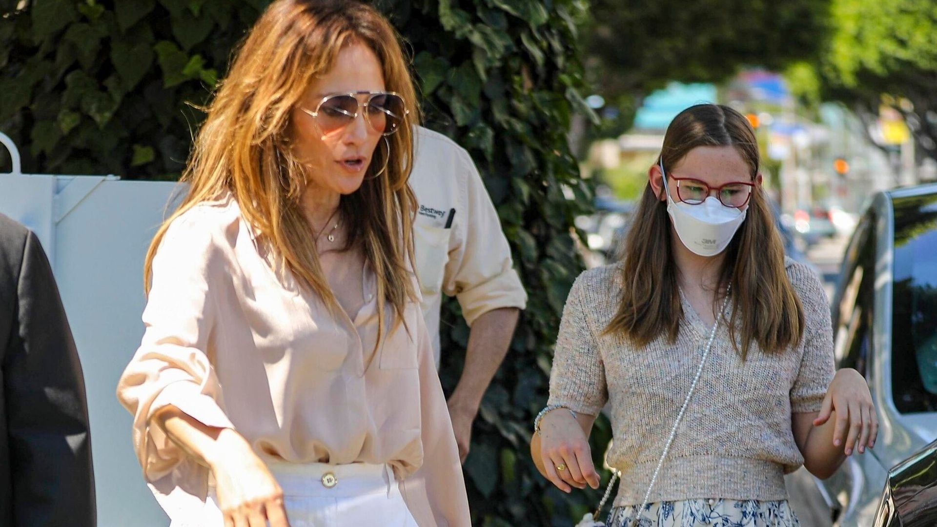 Jennifer Lopez y su hijastra, Violet Affleck, se muestran cercanas en un almuerzo entre chicas