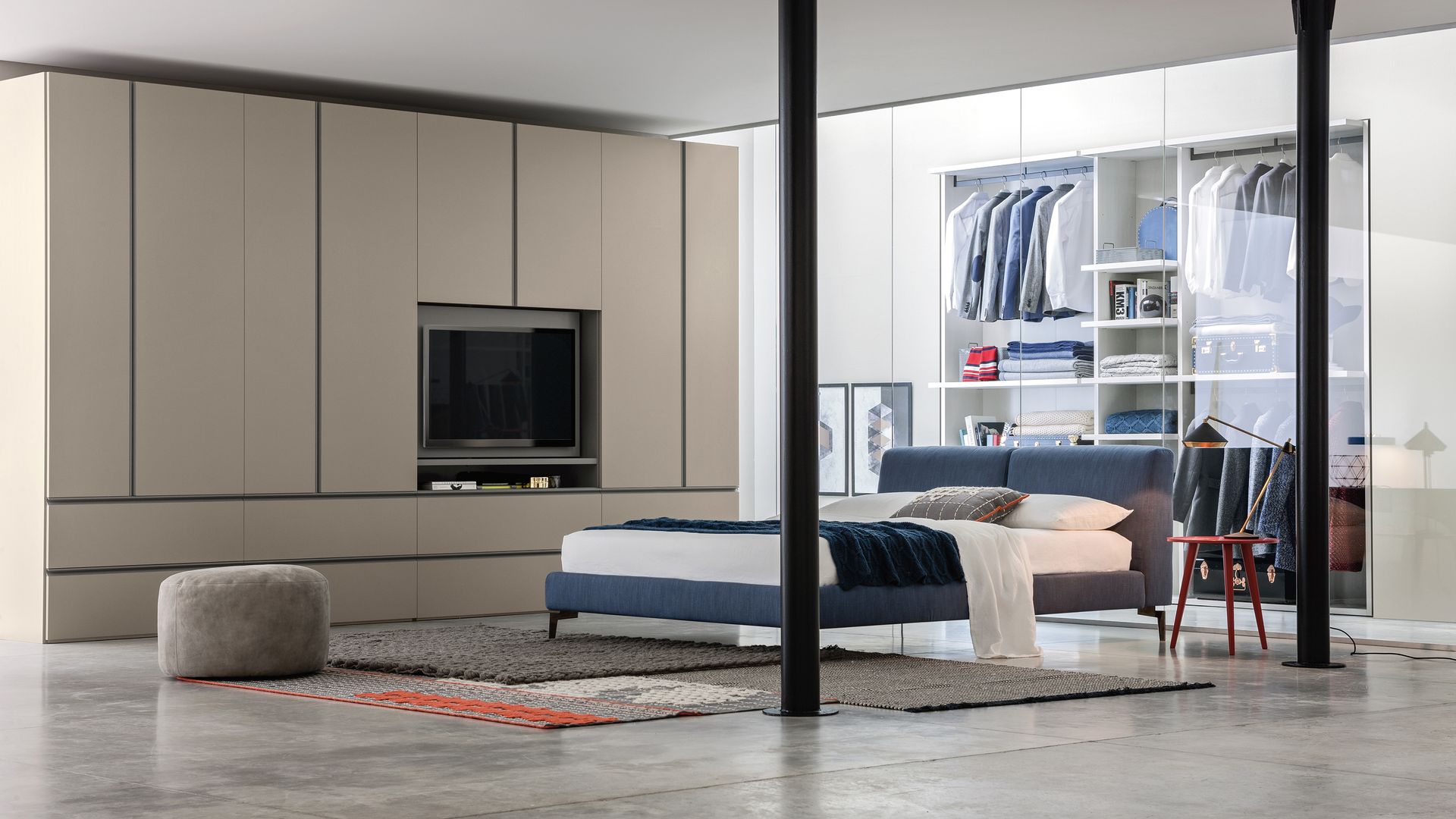 Dormitorio con mueble con televisión y armario con puertas de cristal transparente