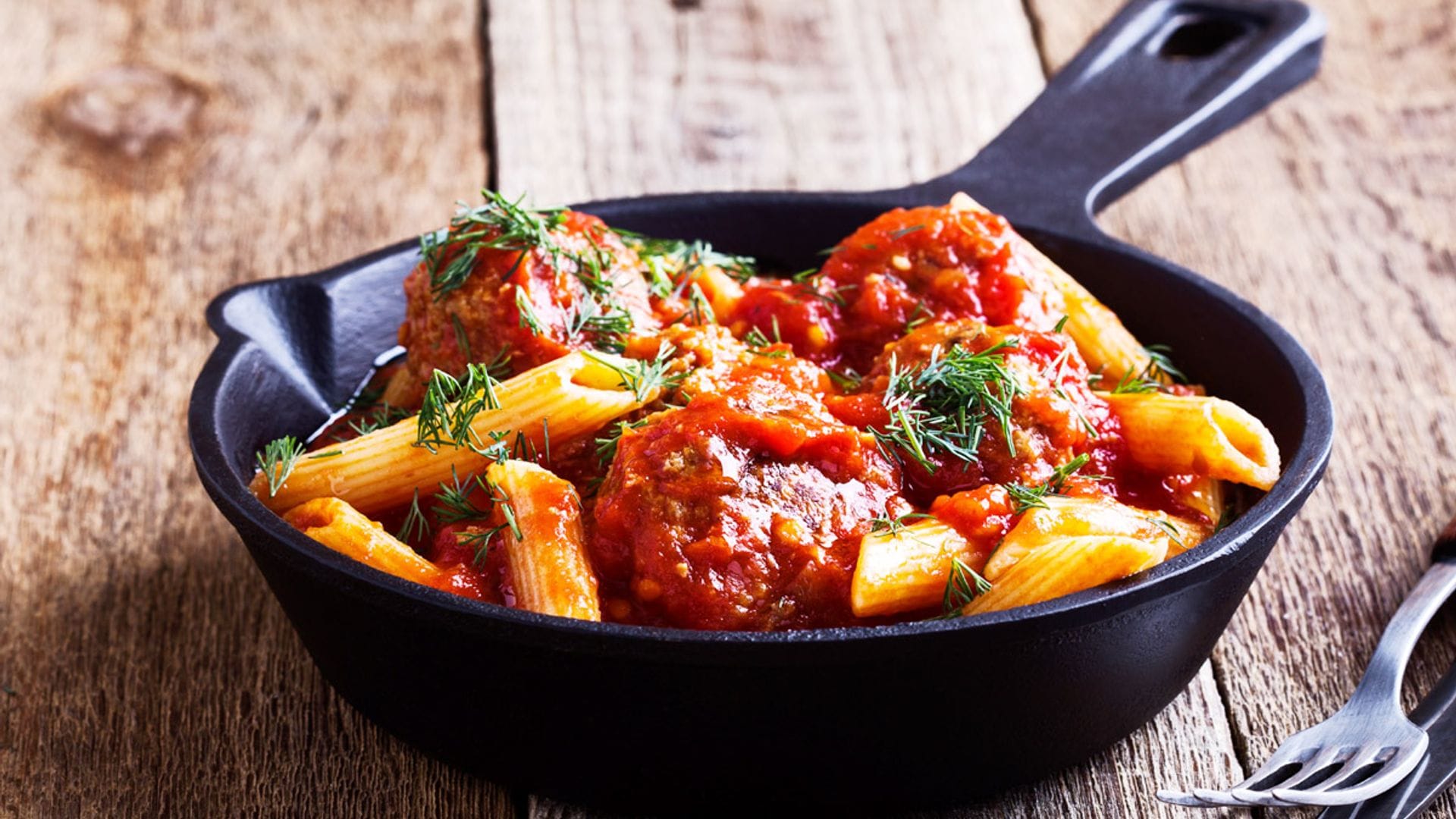 Albóndigas y 'penne' con salsa picante de tomate