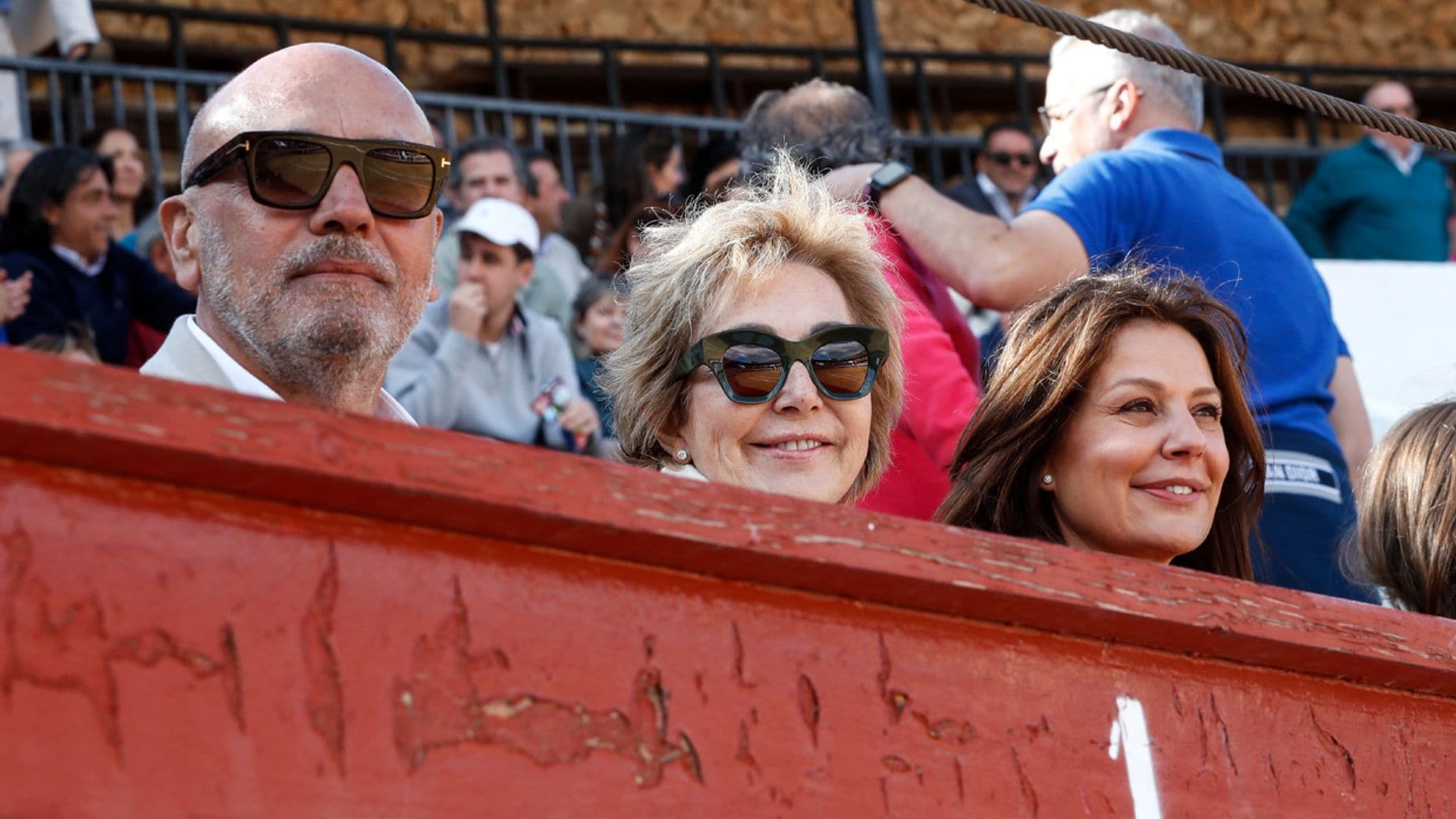 Ana Rosa Quintana y su marido, tarde de toros junto a Nuria González y su hija desde la barrera