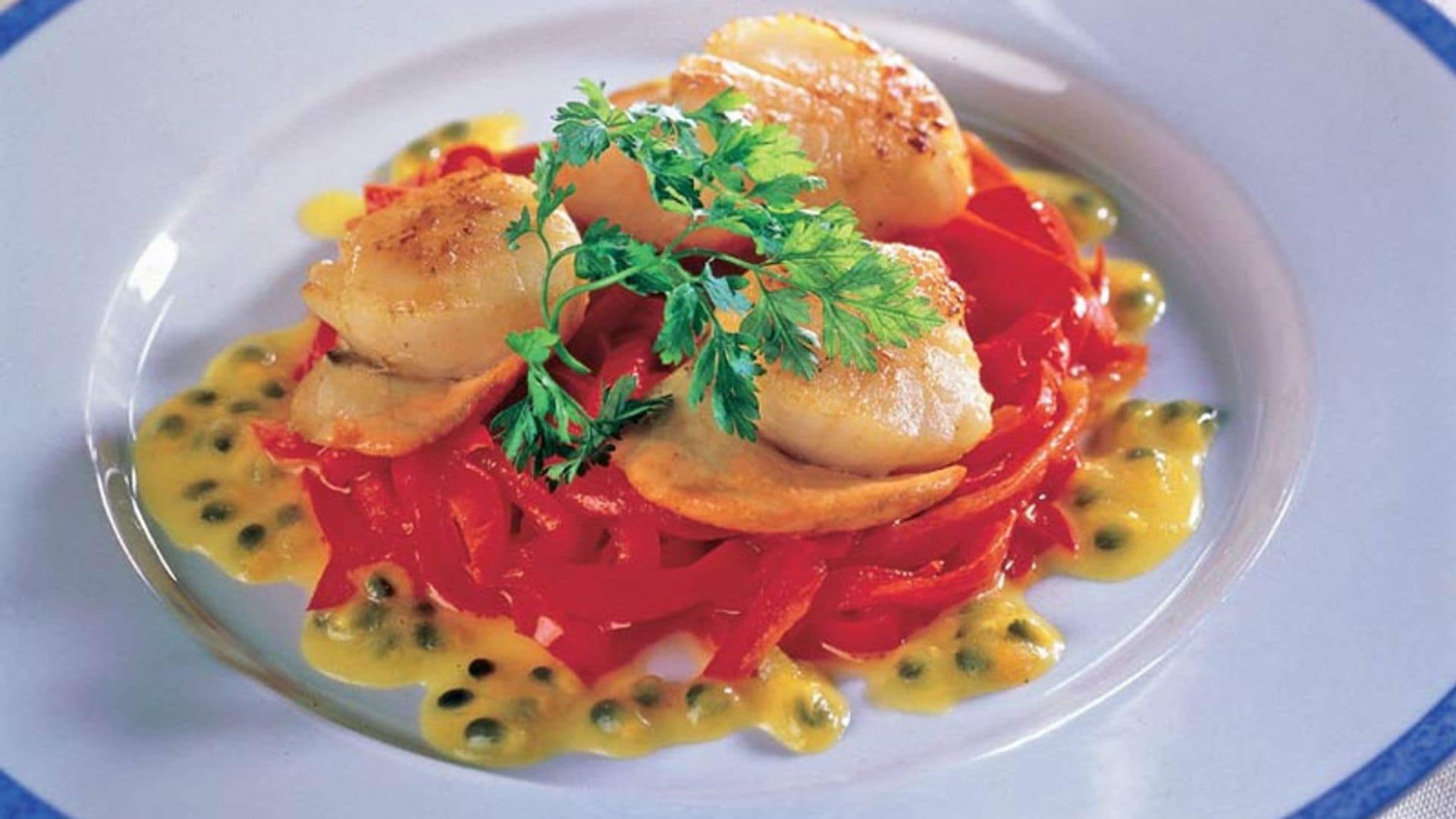 Vieiras con ensalada de pimientos rojos y pulpa de maracuyá