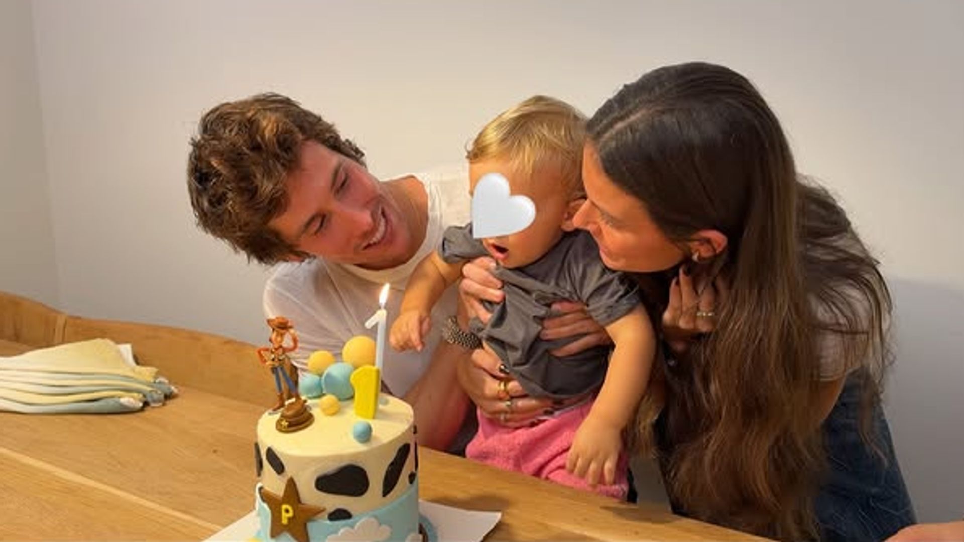 Pelayo, hijo de Nacho Aragón y Bea Gimeno, cumple un año