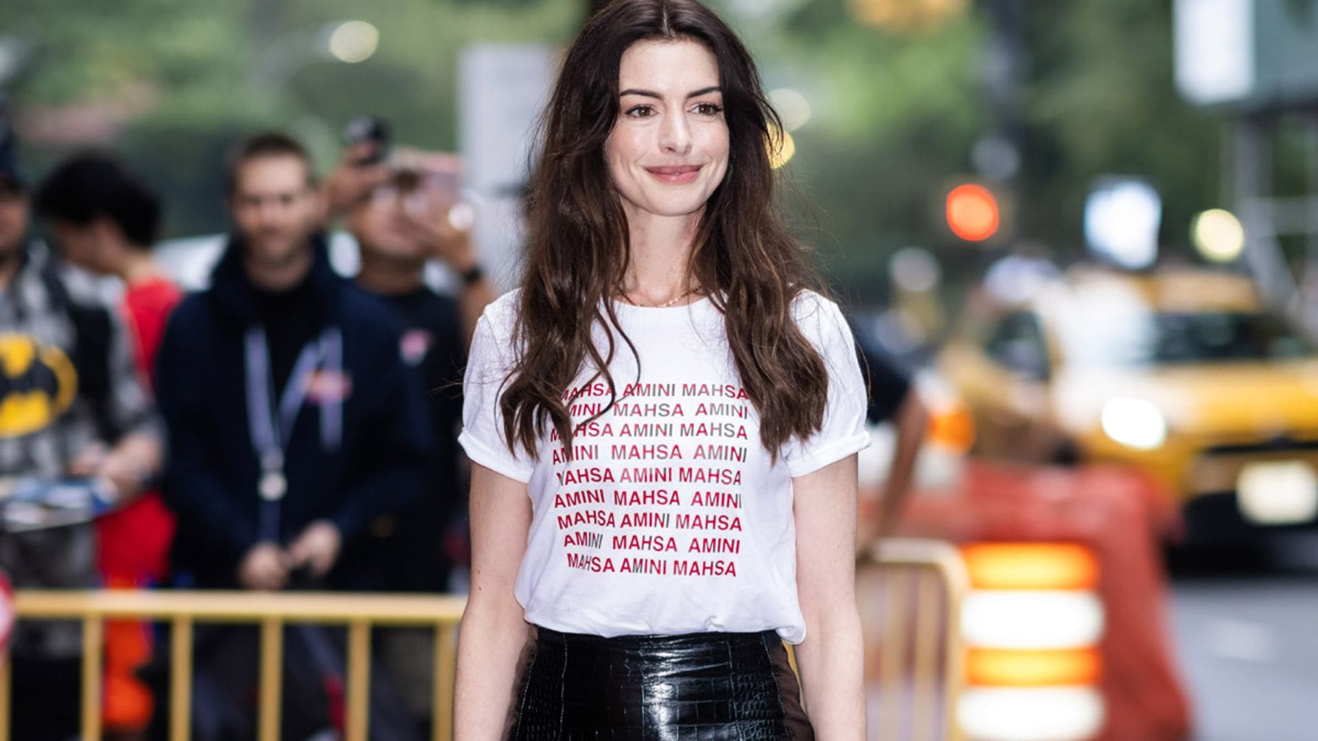 ¿Por qué ha generado polémica el último look de Anne Hathaway con camiseta y falda de cuero?